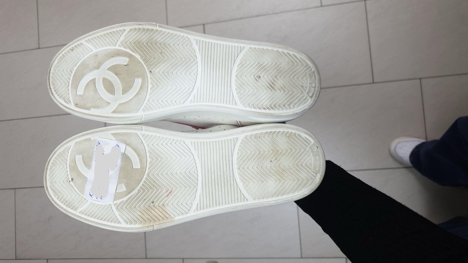 Chanel 21P White Leather Pink Low Top Sneakers For Sale 2