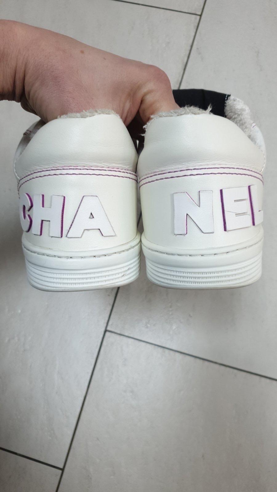 Chanel 21P White Leather Pink Low Top Sneakers For Sale 5