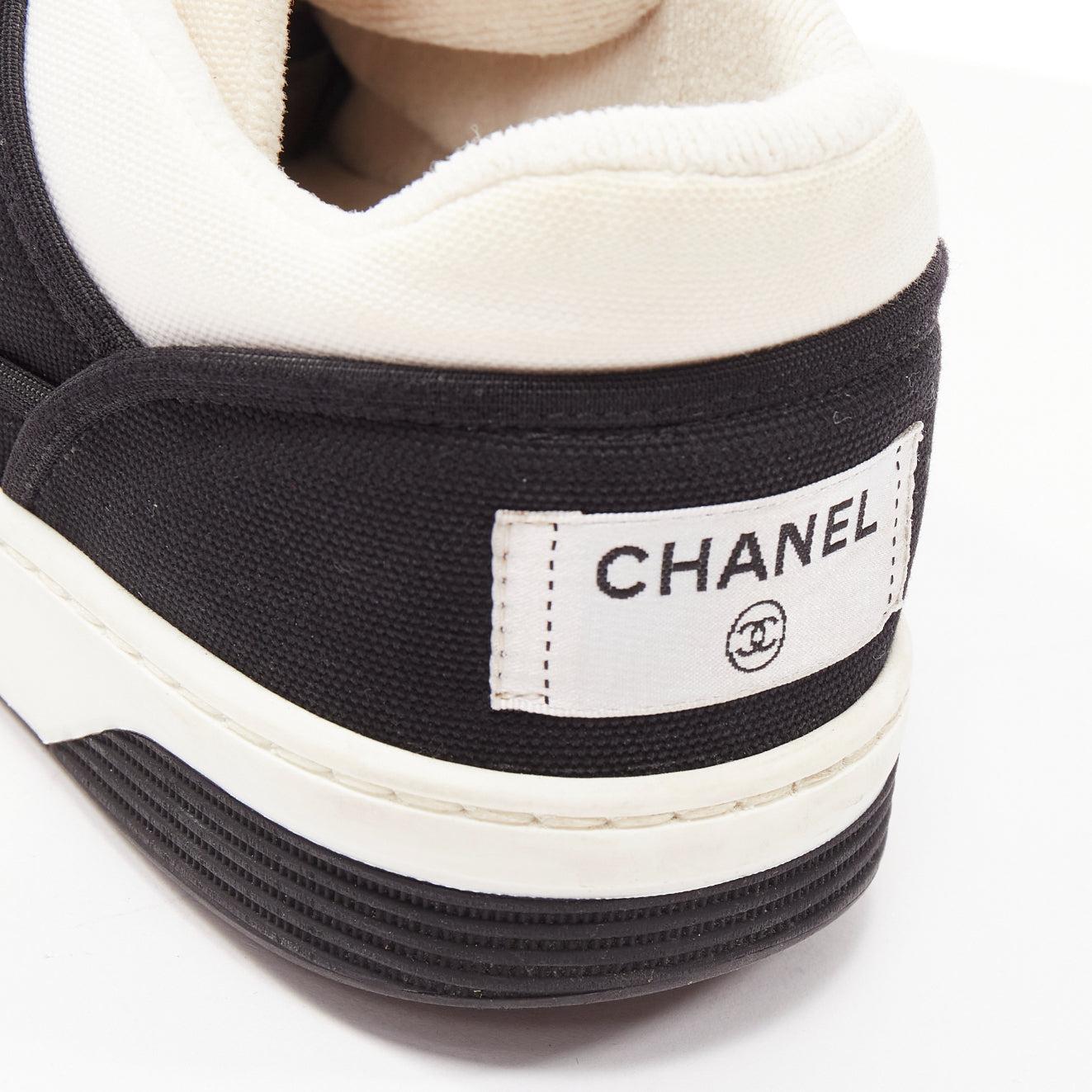 CHANEL 21S schwarz weiß CC Logo Stoff minimal schnüren Turnschuhe EU36.5 im Angebot 2