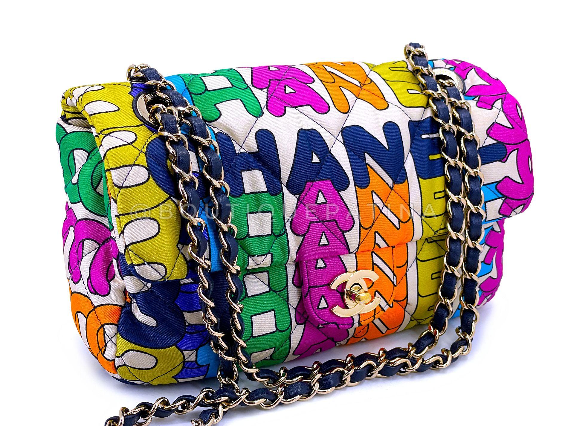 Artikel speichern: 68938
Die Chanel 21S Rainbow Letter Quilted Logo Flap Bag GHW war eines der begehrtesten Stücke der Saison - leicht und aus gestepptem Canvas mit fetten, schönen CHANEL-Buchstaben in Regenbogenfarben, goldglänzender Hardware und