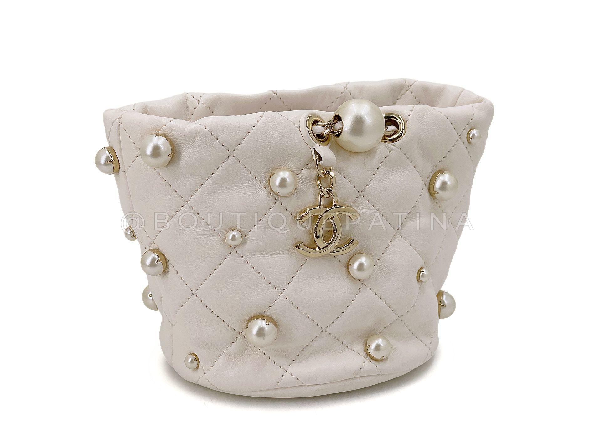 Chanel 21S White Cream About Pearls Bucket Bag Mini  67973 In Excellent Condition For Sale In Costa Mesa, CA