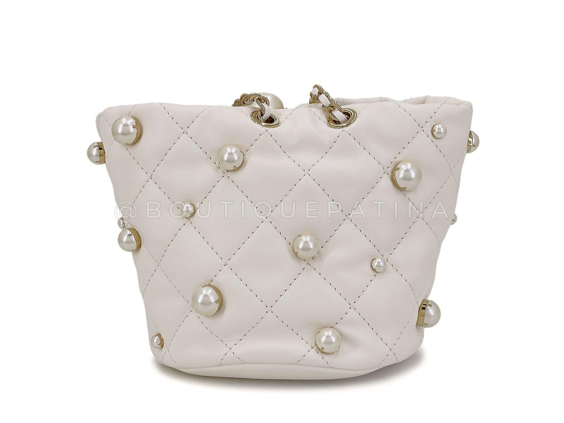 Chanel 21S White Cream About Pearls Bucket Bag Mini  67973 en vente 1