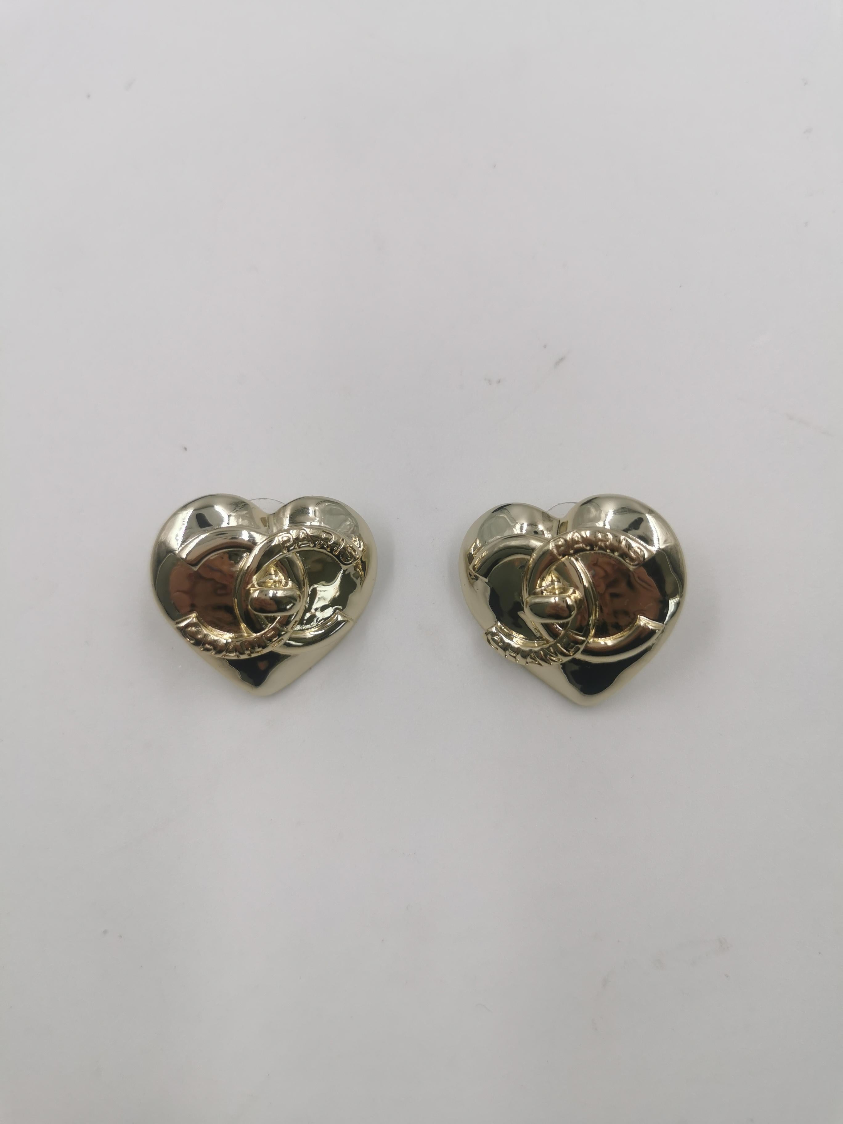 Chanel 22 Heart Earrings

Material: Metal
Condition: Excellent
Colour: Gold
Size: 3.5X3.5cm