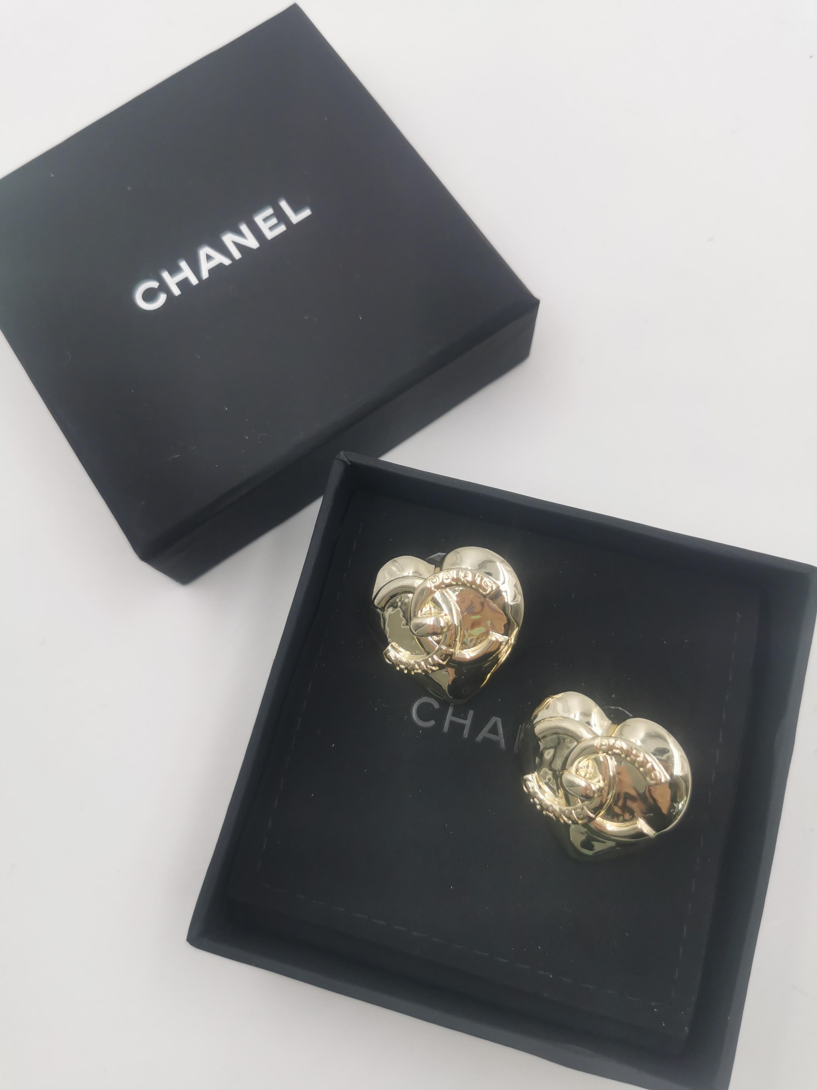 Chanel 22 CC Light Gold LARGE Massive Heart Logo Studs Earrings In Excellent Condition In PUTNEY, NSW
