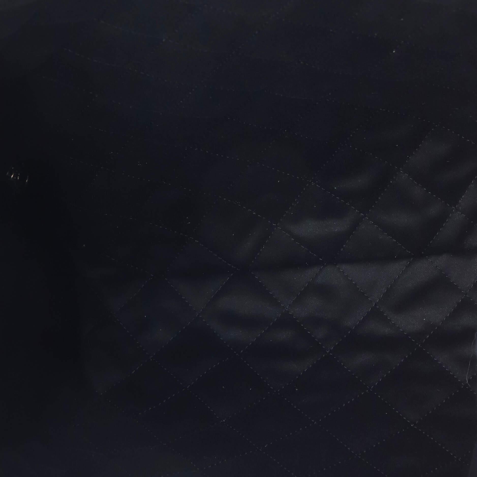 Sac à dos Chanel 22 en cuir de veau matelassé grand format Bon état à NY, NY