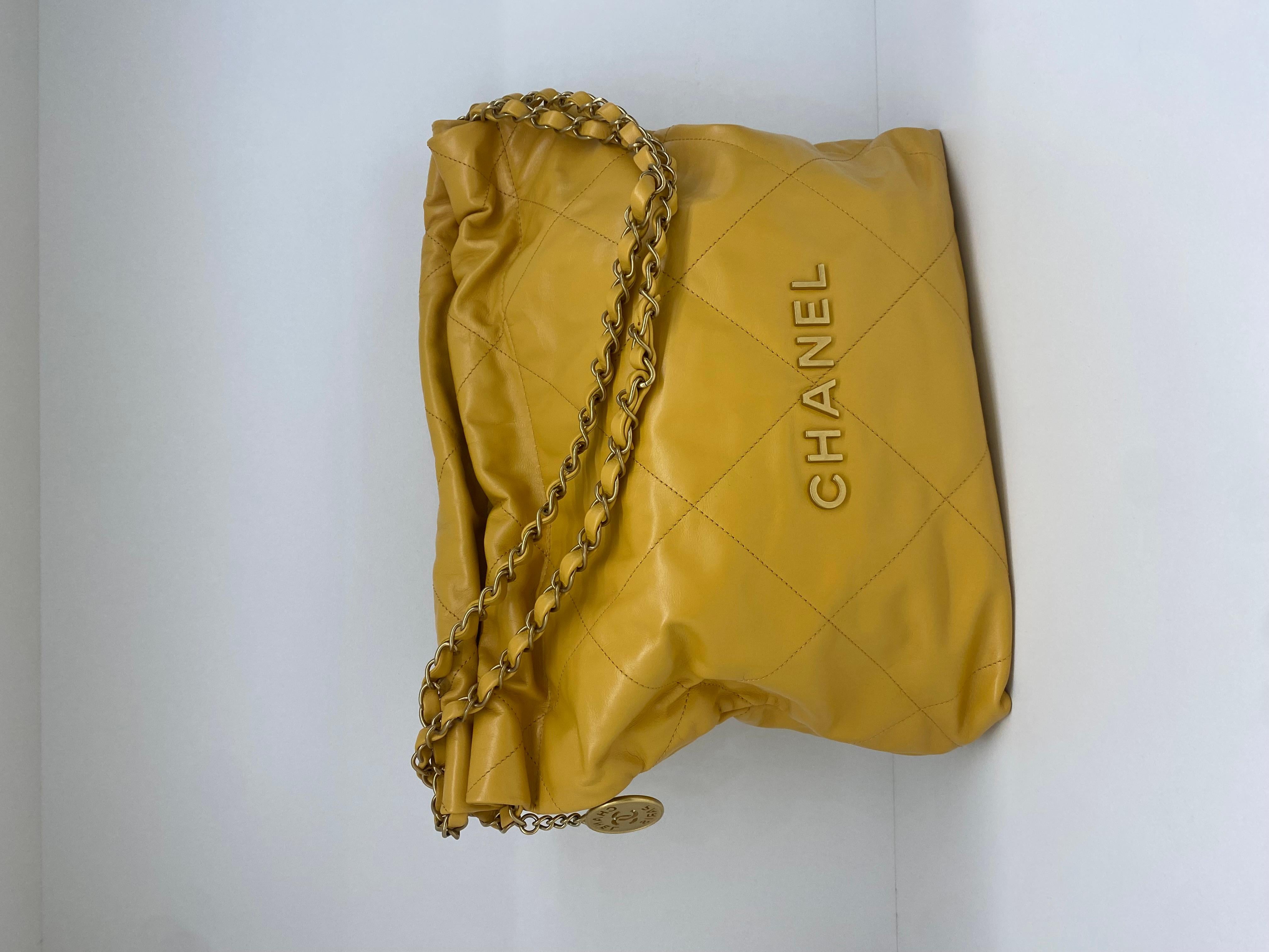 Chanel 22 Handbag Medium Yellow GHW  In Excellent Condition For Sale In Double Bay, AU