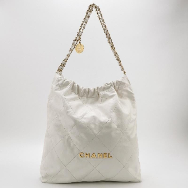 Chanel 22 Hobo Bag Medium Shiny Calfskin Leather White with Gold-tone Hardware In Excellent Condition In AUBERVILLIERS, FR