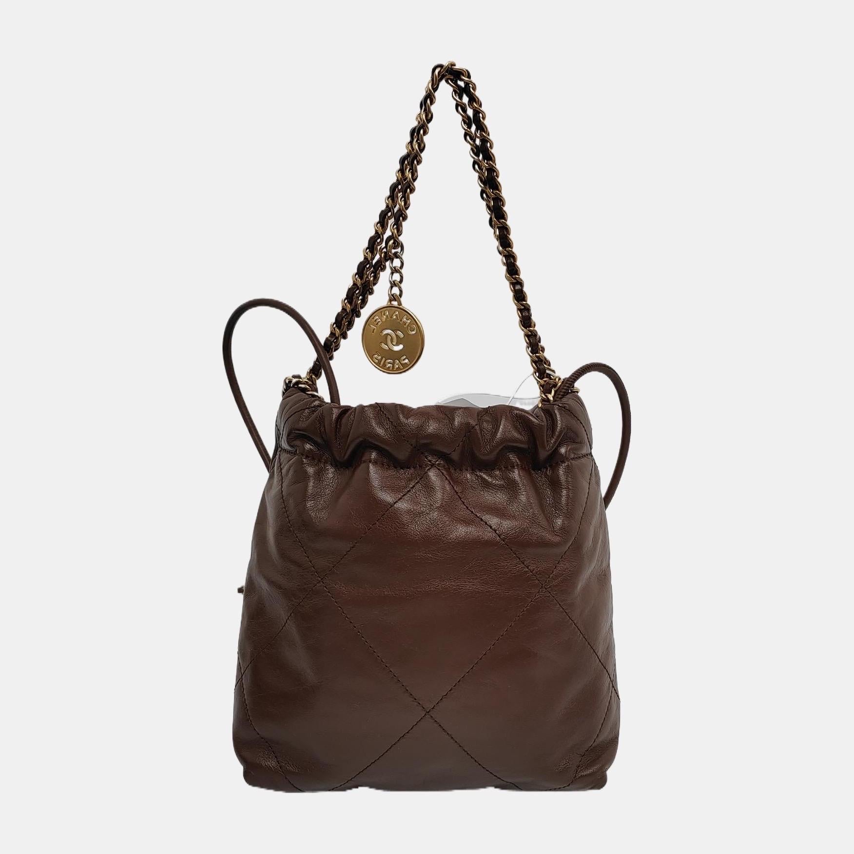 Chanel 22 Hobo Bag Mini Shiny Calfskin Leather Dark Chocolate Brown with GHW In New Condition In AUBERVILLIERS, FR