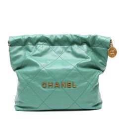 Chanel 22 Hellgrüne Umhängetasche aus glänzendem Kalbsleder mit Goldbeschlägen