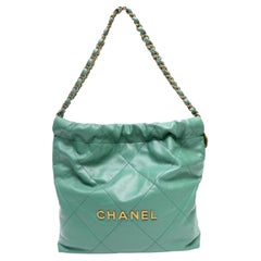 Chanel 22 Hellgrüne Umhängetasche aus glänzendem Kalbsleder mit Goldbeschlägen