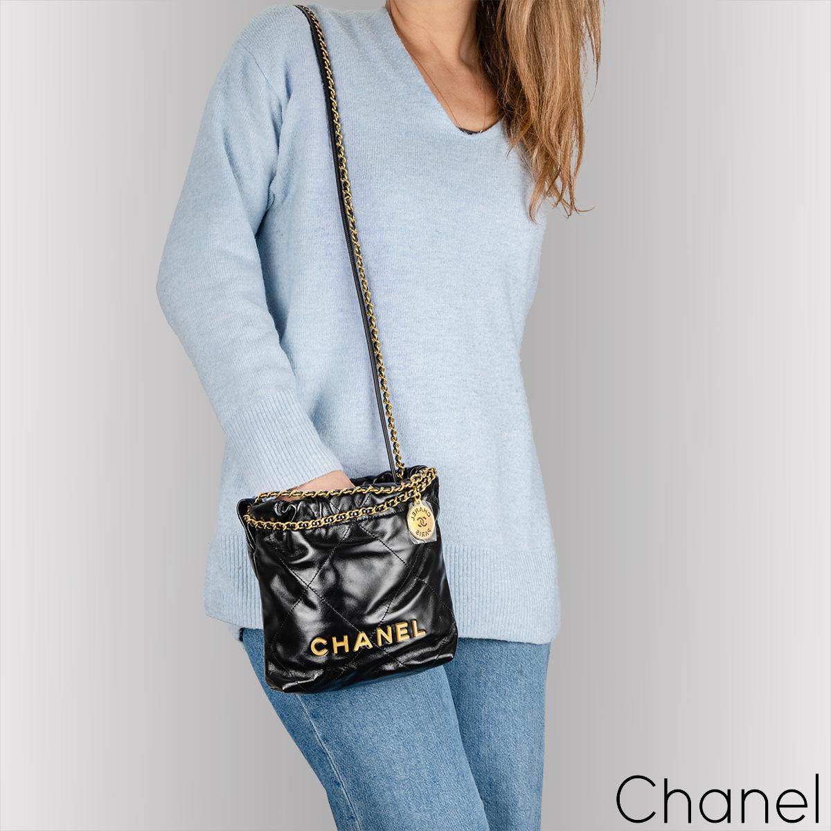 Chanel 22 Mini sac en cuir de veau brillant en vente 4