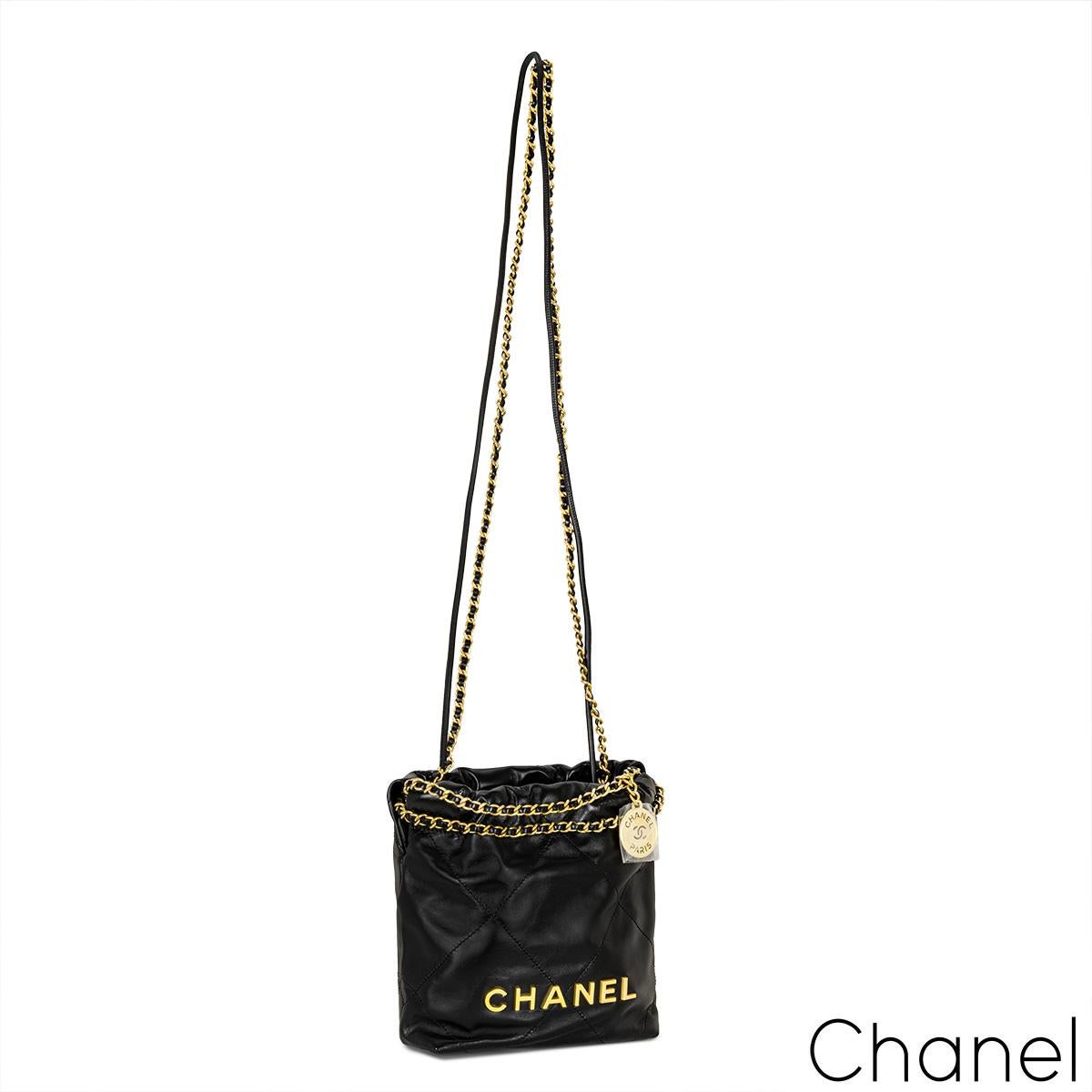 Noir Chanel 22 Mini sac en cuir de veau brillant en vente