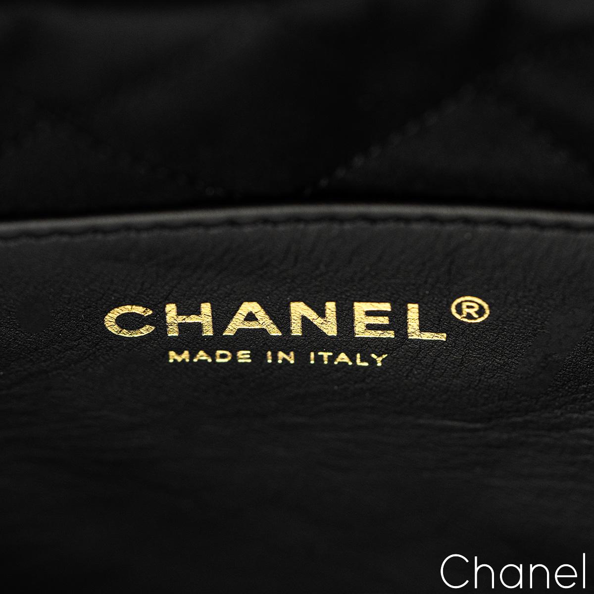 Chanel 22 Mini sac en cuir de veau brillant Neuf - En vente à London, GB
