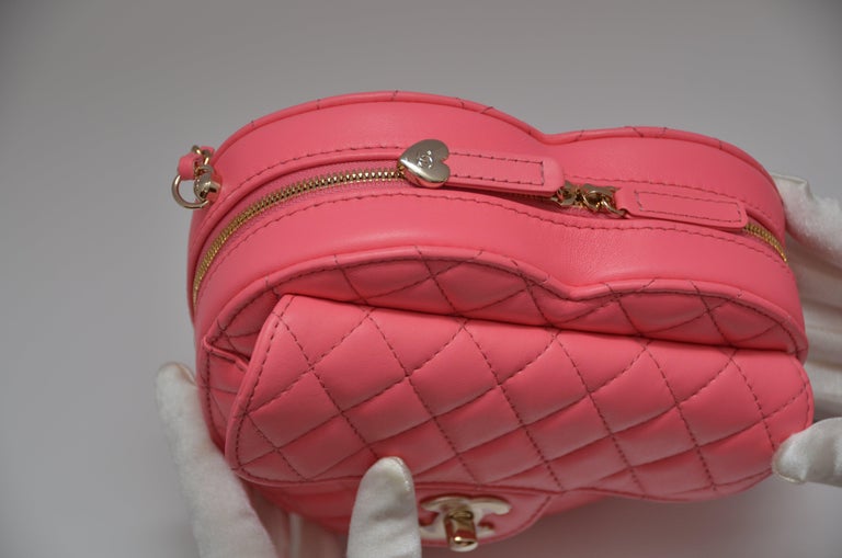 CHANEL '22 RUNWAY Large Lambskin Pink Heart Bag Handbag NEW With Tags