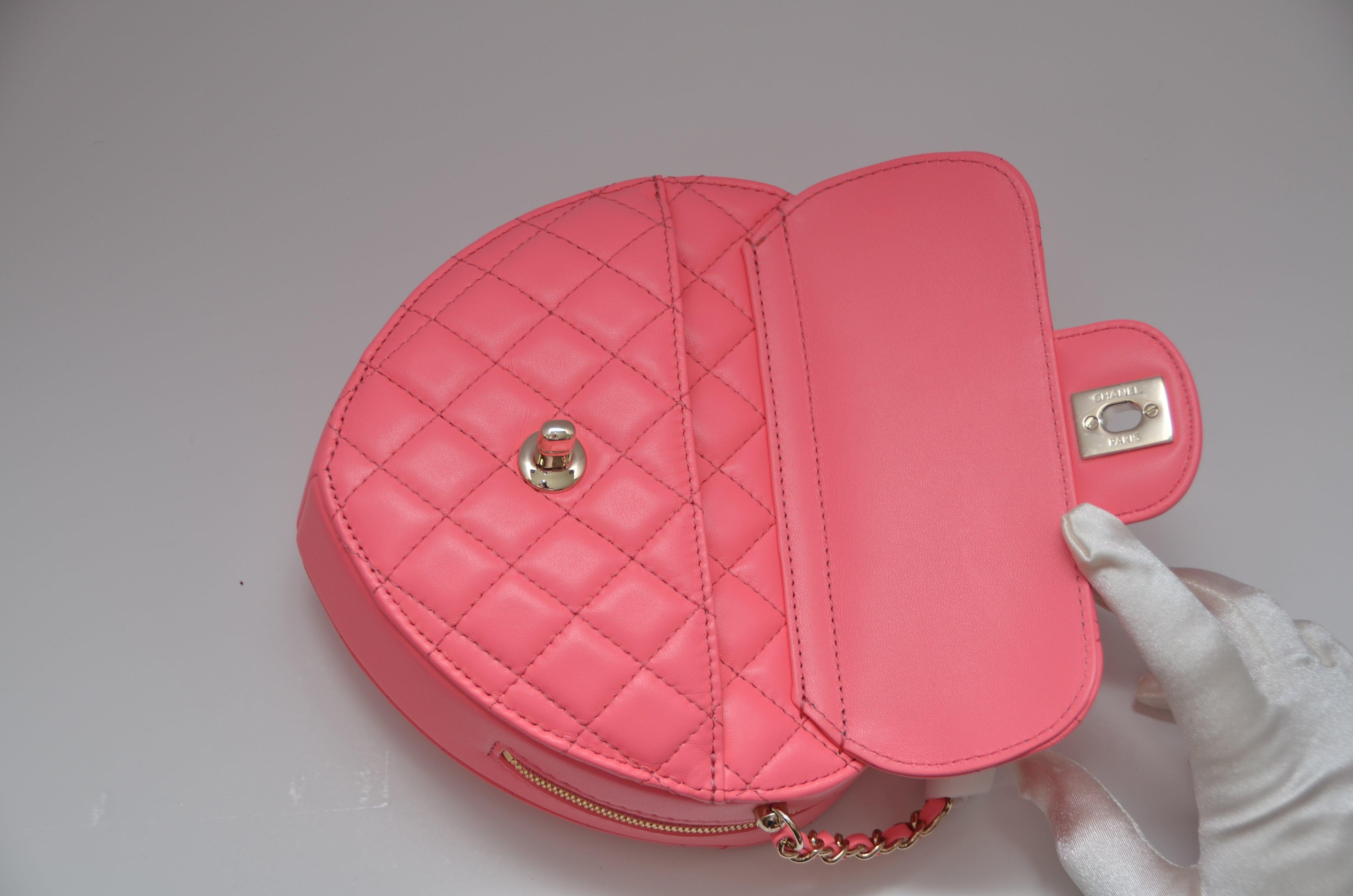 CHANEL '22 RUNWAY Large Lambskin Pink Heart Bag Handbag NEW With Tags 2