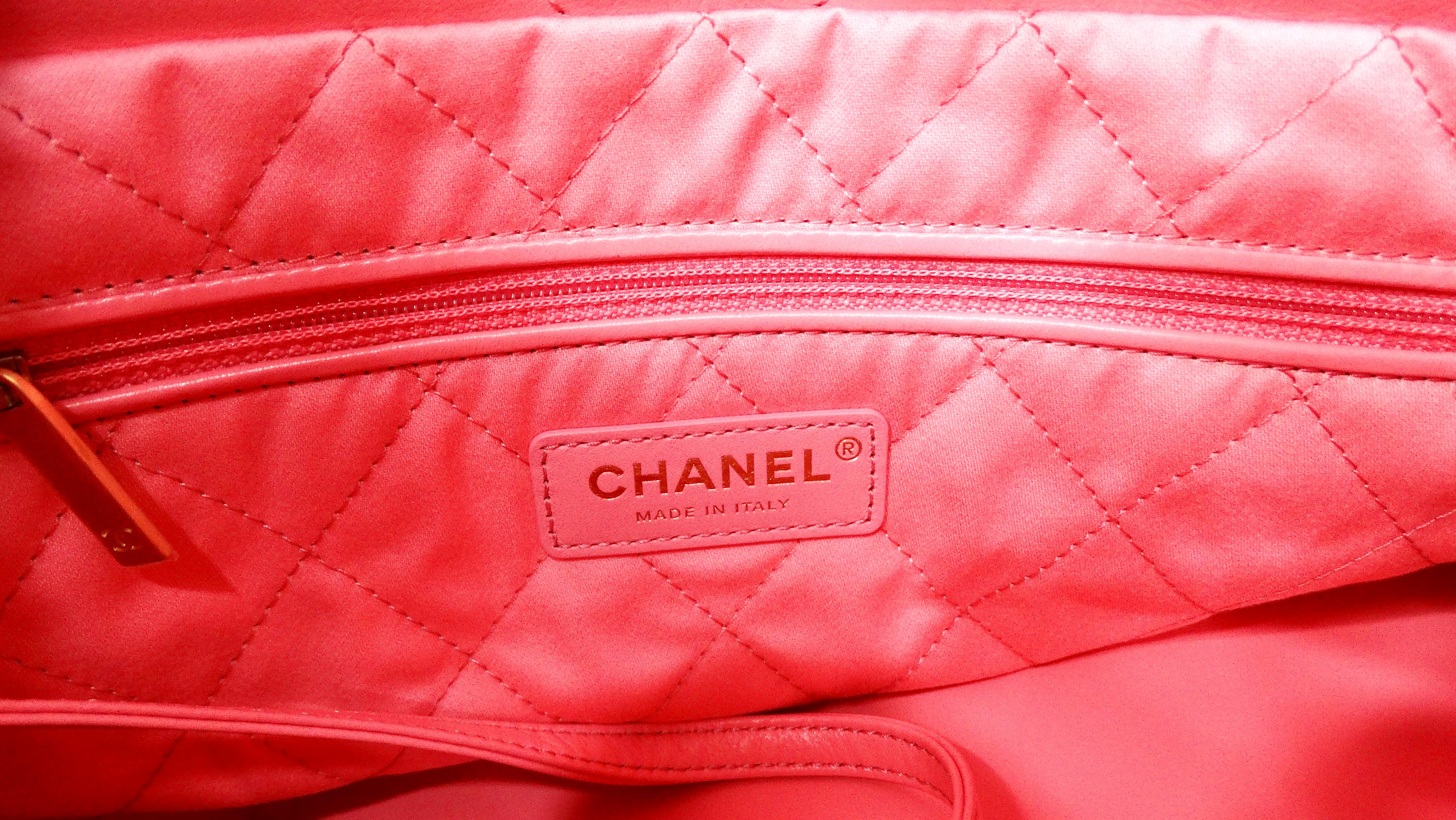 Chanel 22 Bolso Tote Pequeño Piel de Becerro Acolchada Coral Brillante en venta 5