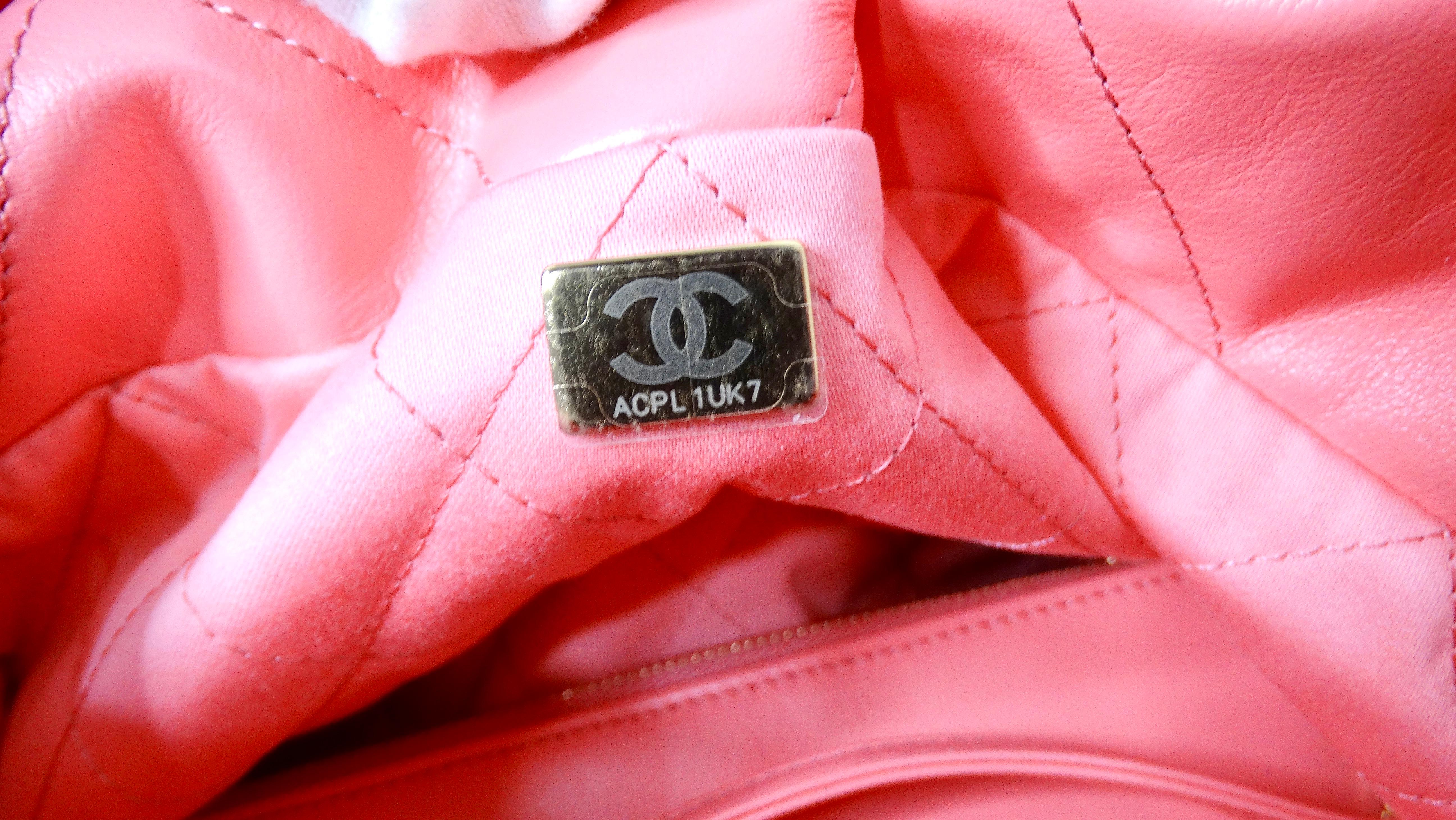 Chanel 22 Bolso Tote Pequeño Piel de Becerro Acolchada Coral Brillante en venta 6