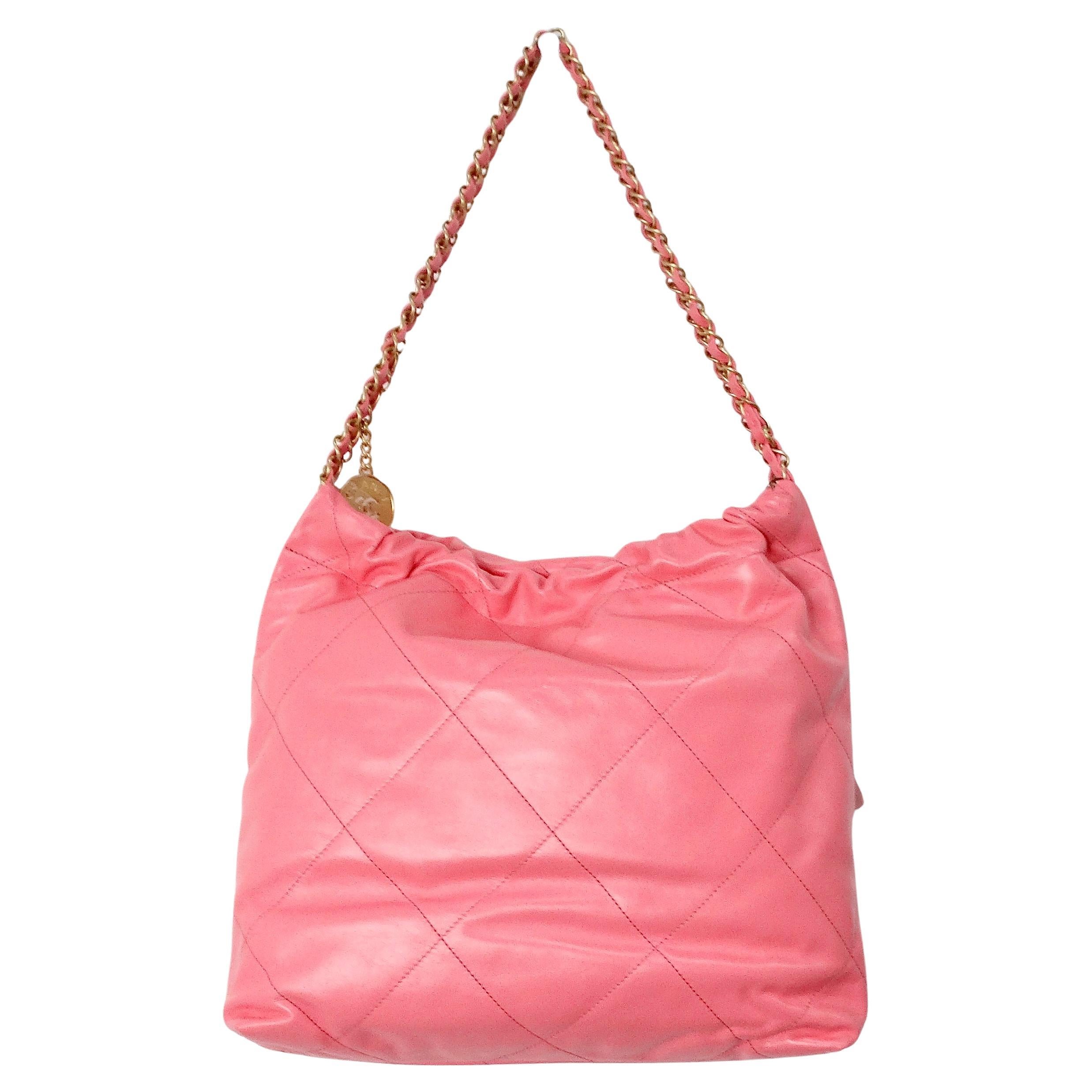 El Bolso Tote 2022 Chanel 22 Coral de Piel de Becerro Acolchada Brillante es una pieza impresionante que ejemplifica el lujo y la sofisticación. Fabricado en piel de becerro acolchada brillante de alta calidad, este bolso rebosa elegancia y