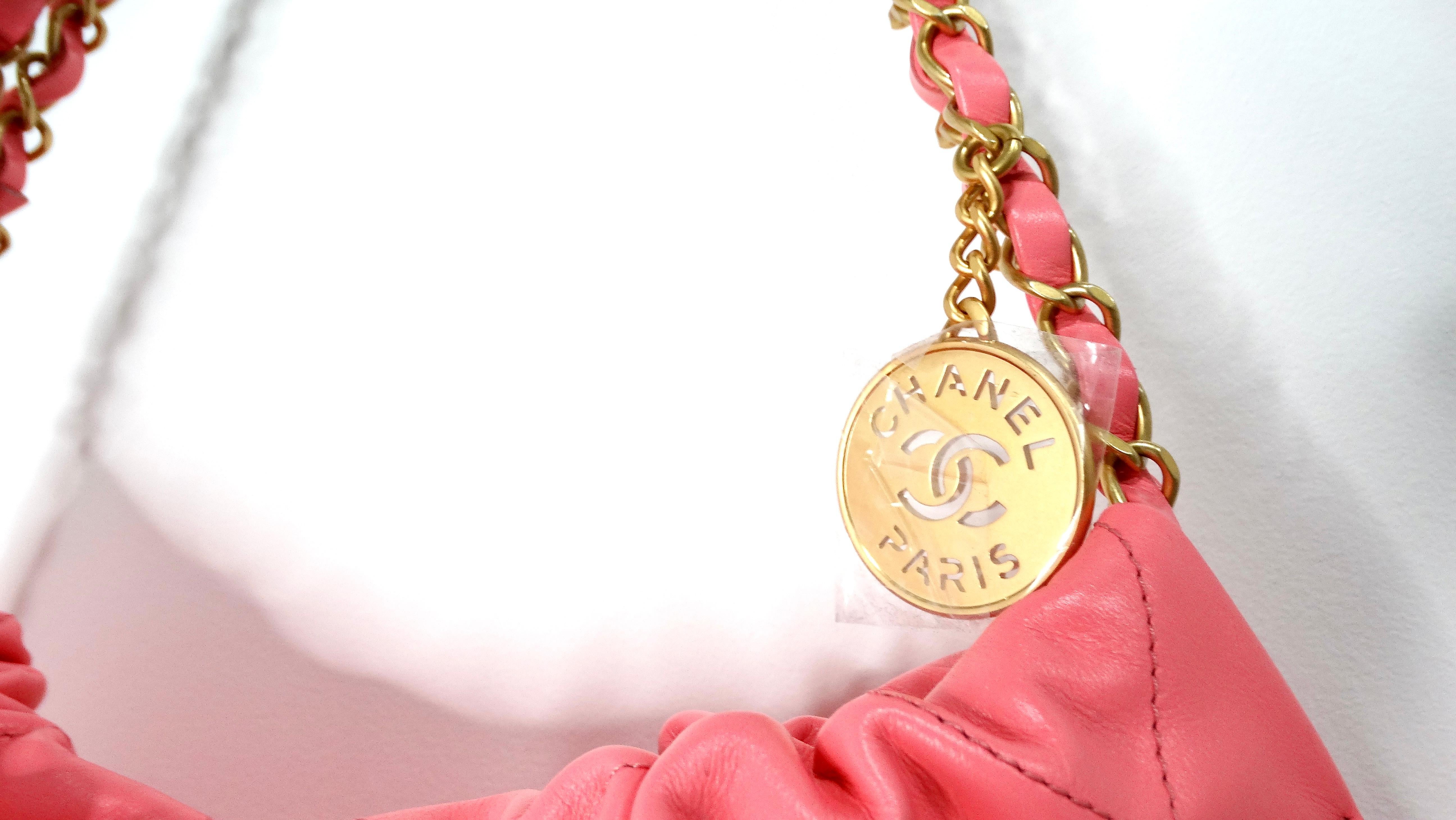 Chanel 22 Bolso Tote Pequeño Piel de Becerro Acolchada Coral Brillante en Bueno estado para la venta en Scottsdale, AZ