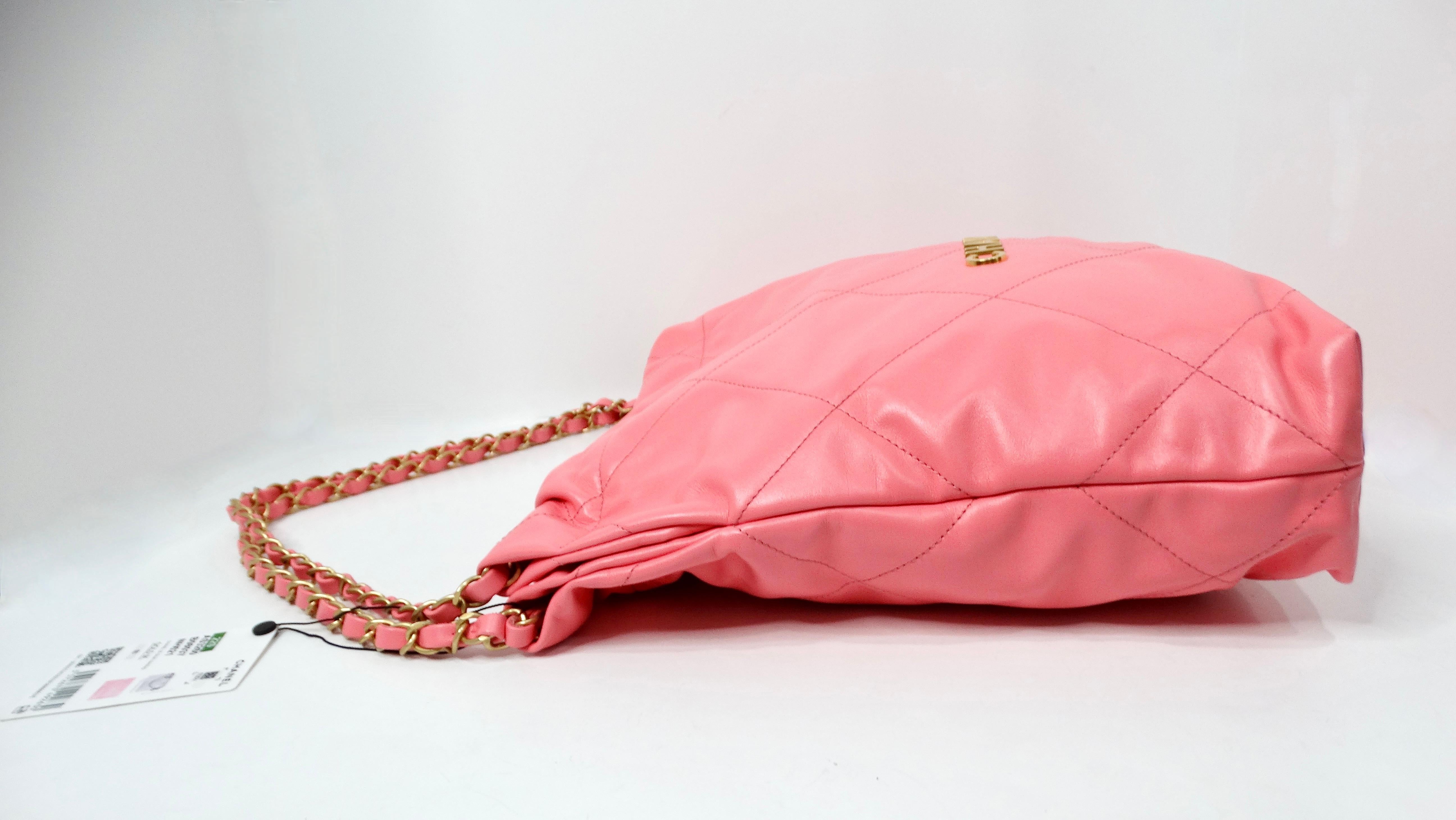 Chanel 22 Bolso Tote Pequeño Piel de Becerro Acolchada Coral Brillante en venta 2