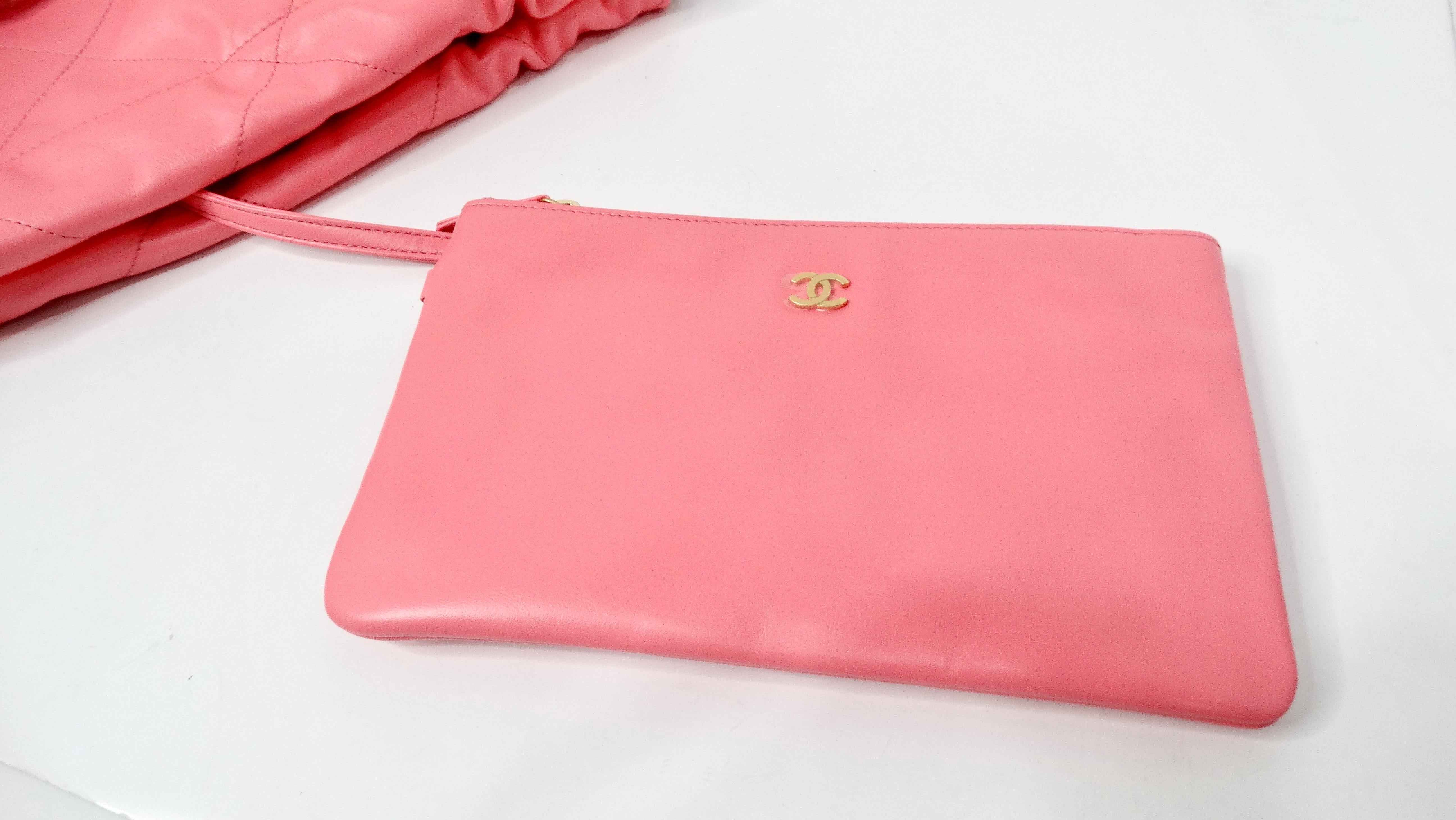 Chanel 22 Bolso Tote Pequeño Piel de Becerro Acolchada Coral Brillante en venta 3