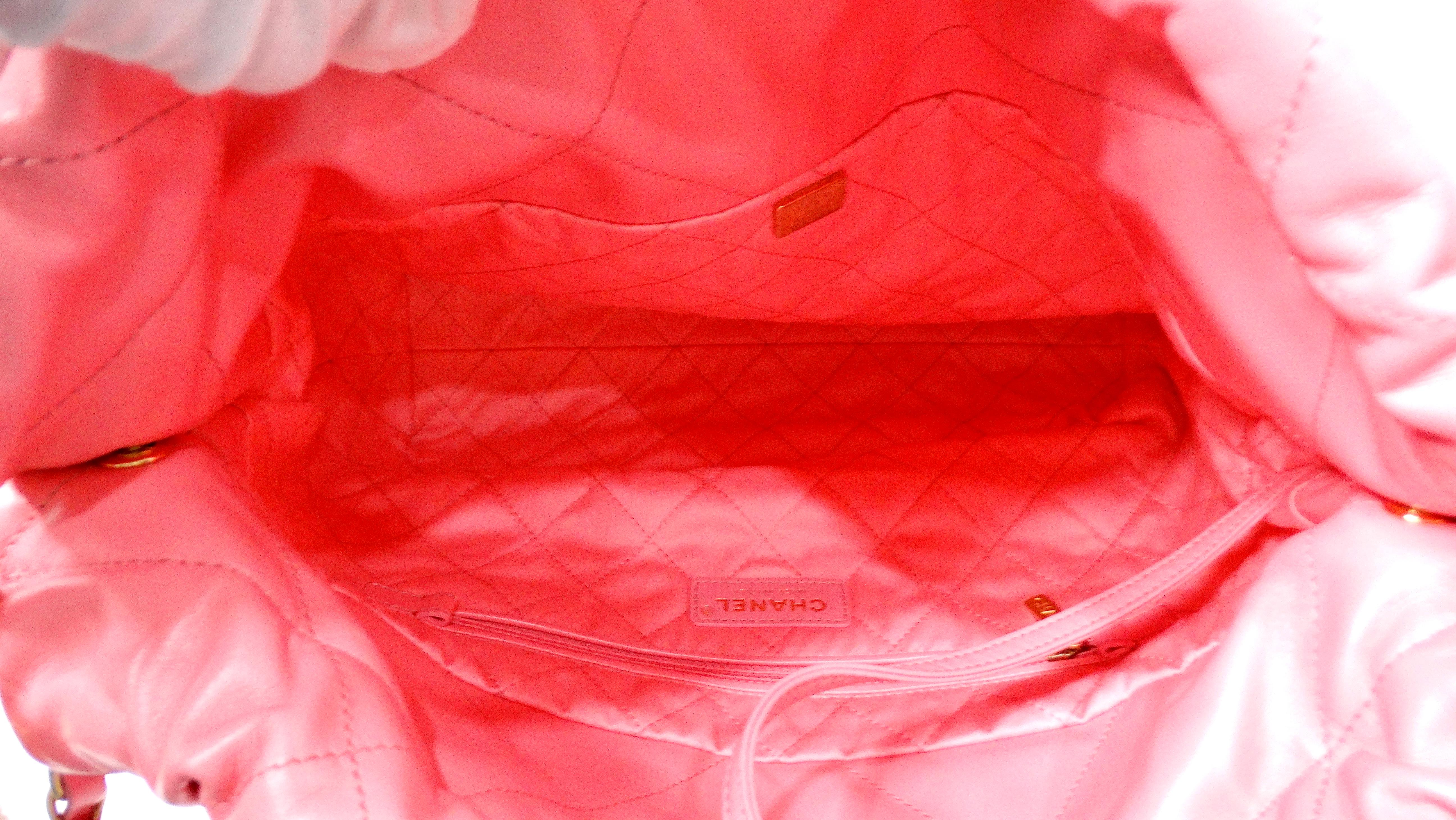 Chanel 22 Bolso Tote Pequeño Piel de Becerro Acolchada Coral Brillante en venta 4