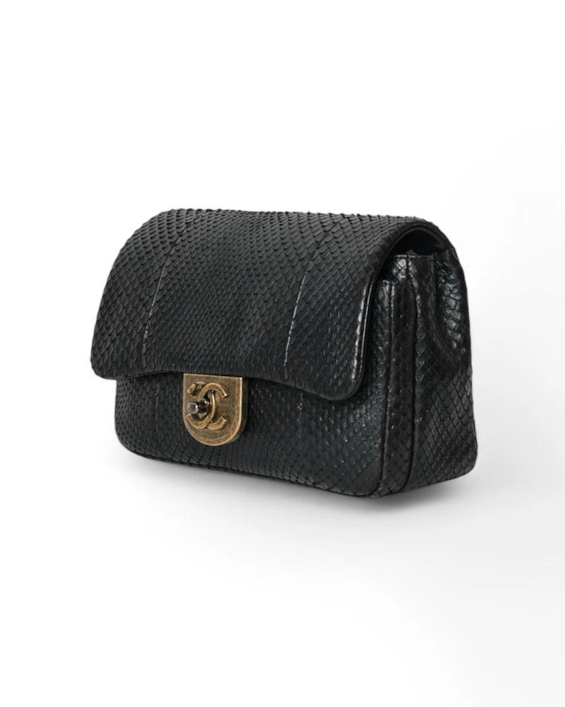 Chanel 22 Timeless Double Chain Black In Excellent Condition For Sale In Torre Del Greco, IT