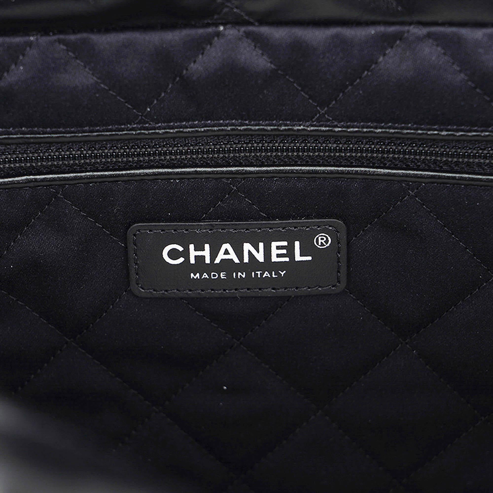 Chanel 22 Tote Quilted Diamond Stitched Hobo Bag with Brushed Silver Hardware For Sale 6