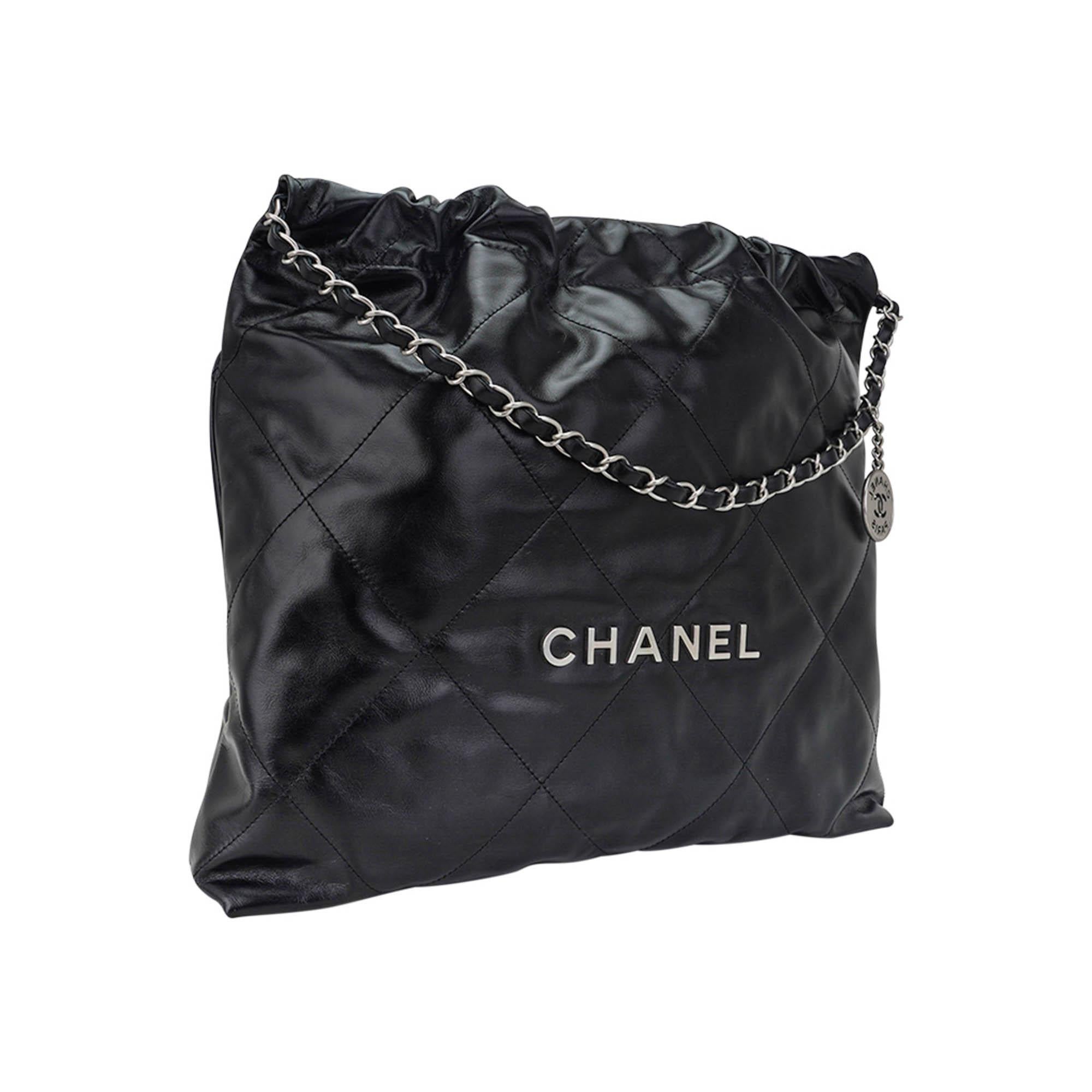 Mightychic offers a Chanel 22 tote bag featured in Black with diamond stitched detail.
Lightweight  and spacious this Chanel bag has great streetwear charm.
Silver hardware has CHANEL spelled out in front of the bag.
Threaded Black leather has