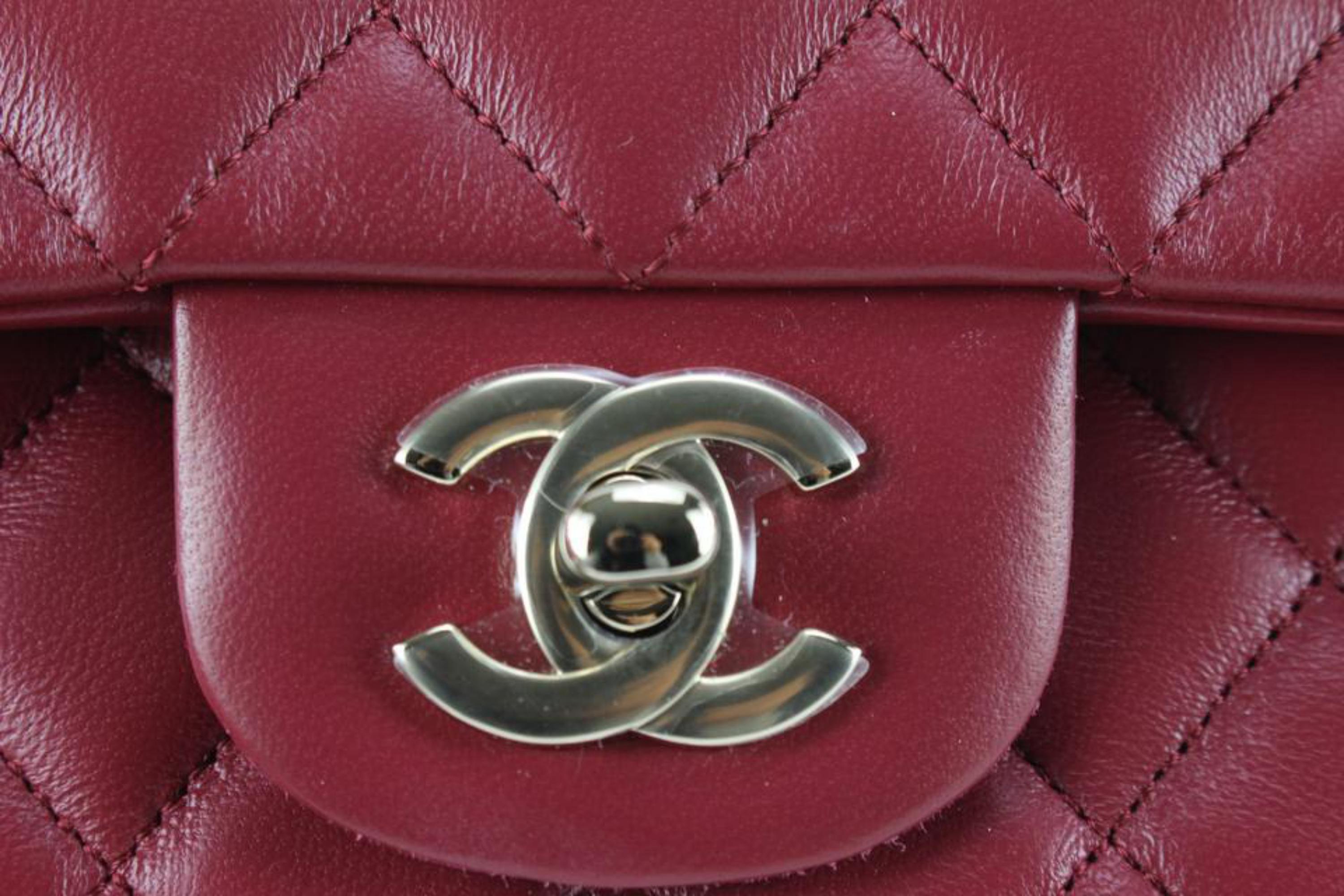 Chanel 22A Mini sac à rabat classique en cuir d'agneau matelassé bordeaux GHW 45cc825 en vente 5