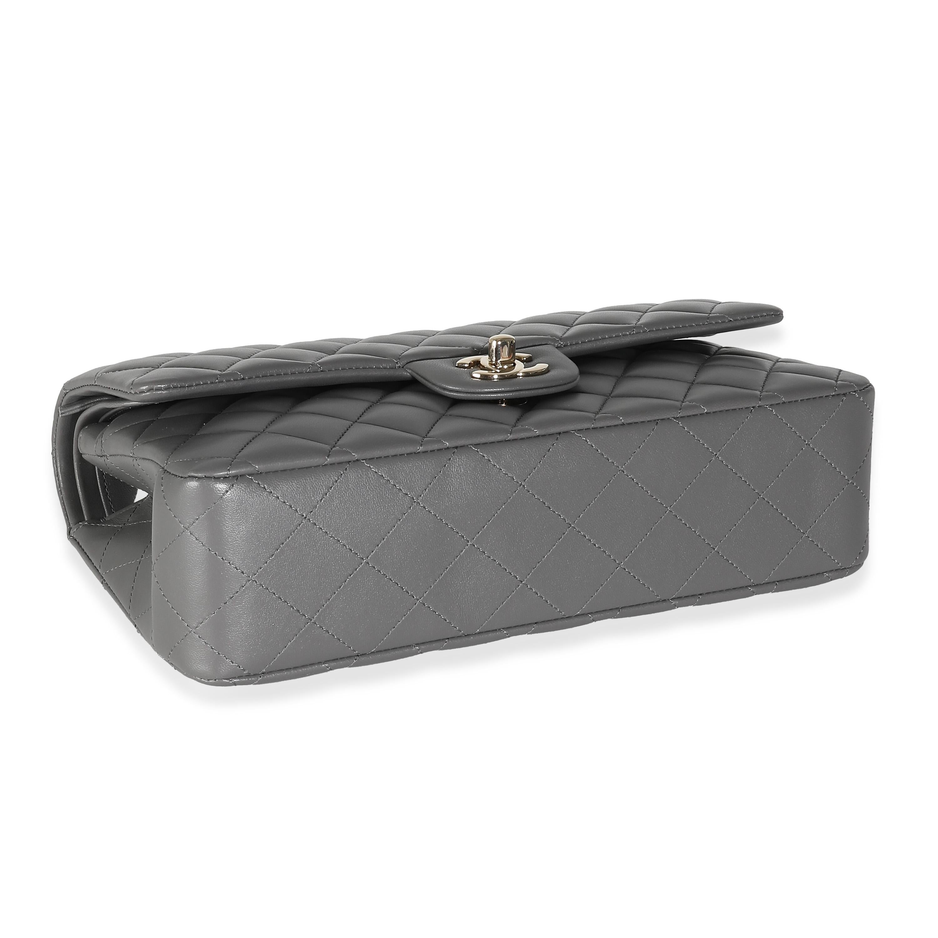 Auflistung Titel: Chanel 22A Grau Gestepptes Lammfell Medium Classic Double Flap Tasche
SKU: 139413
MSRP: 10200.00 USD
Zustand: Gebraucht 
Beschreibung des Zustands: Die Überschlagtasche von Chanel ist ein zeitloser Klassiker, der nie aus der Mode