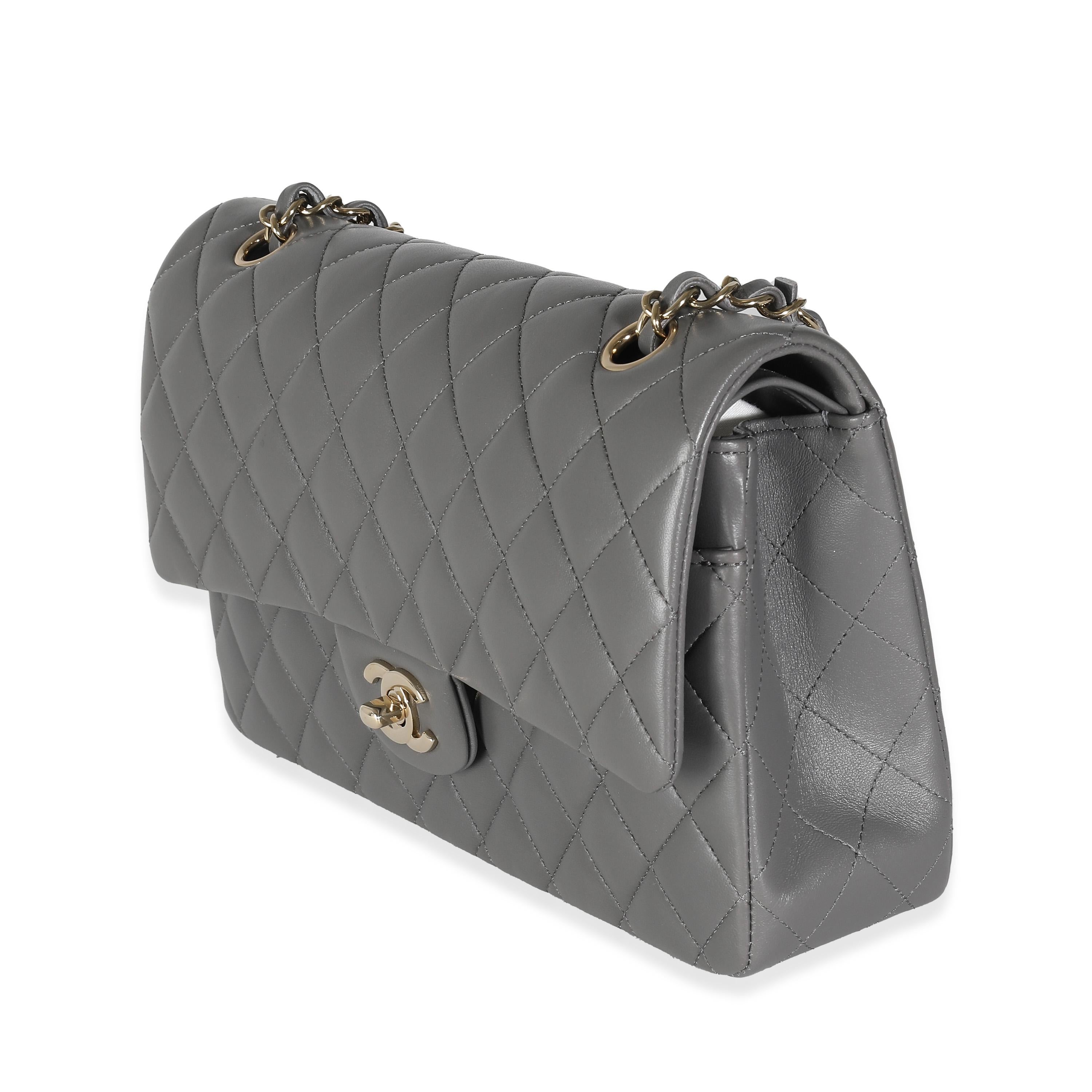 Chanel 22A Grau Gestepptes Lammfell Medium Classic Double Flap Tasche Damen im Angebot