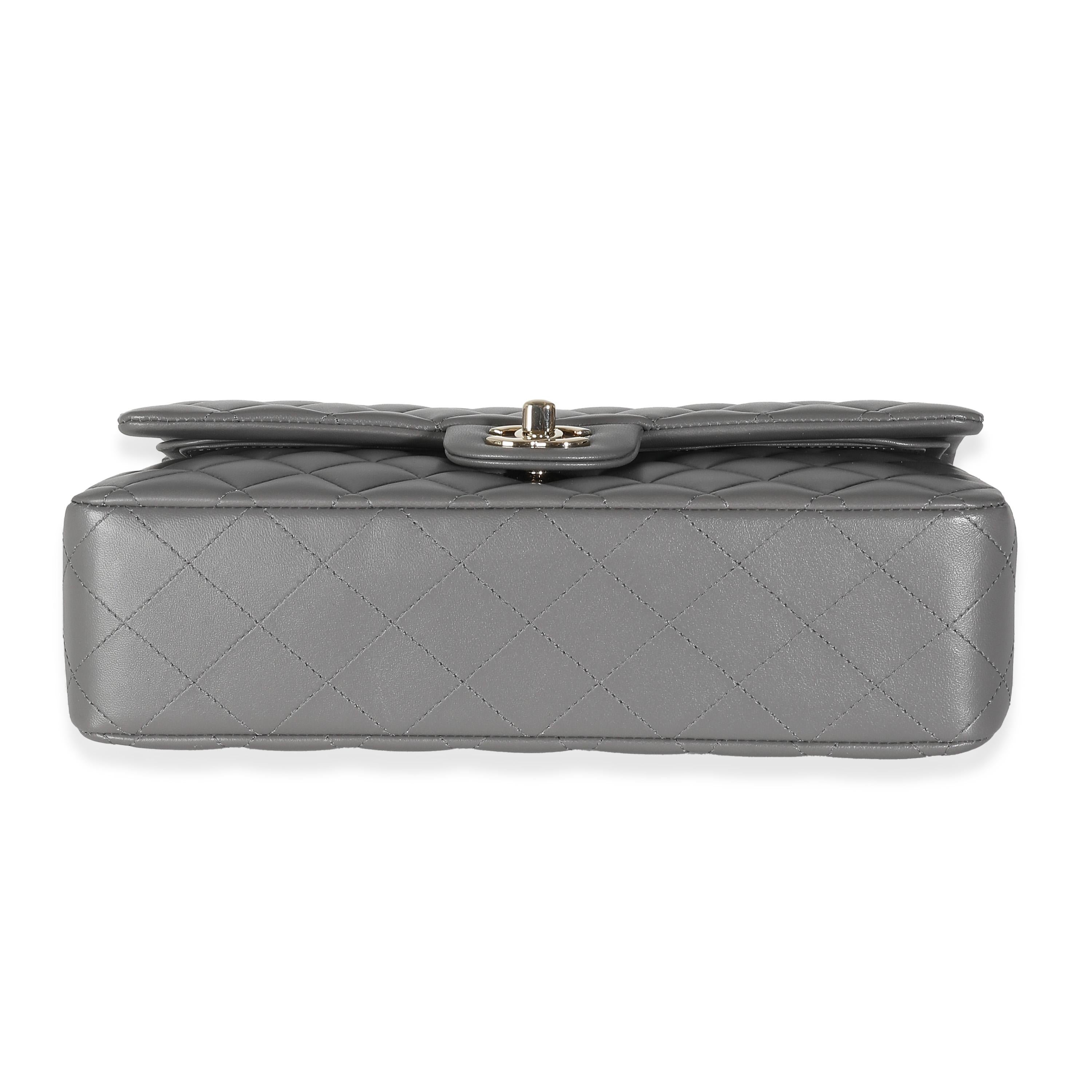 Chanel 22A Grau Gestepptes Lammfell Medium Classic Double Flap Tasche im Angebot 1