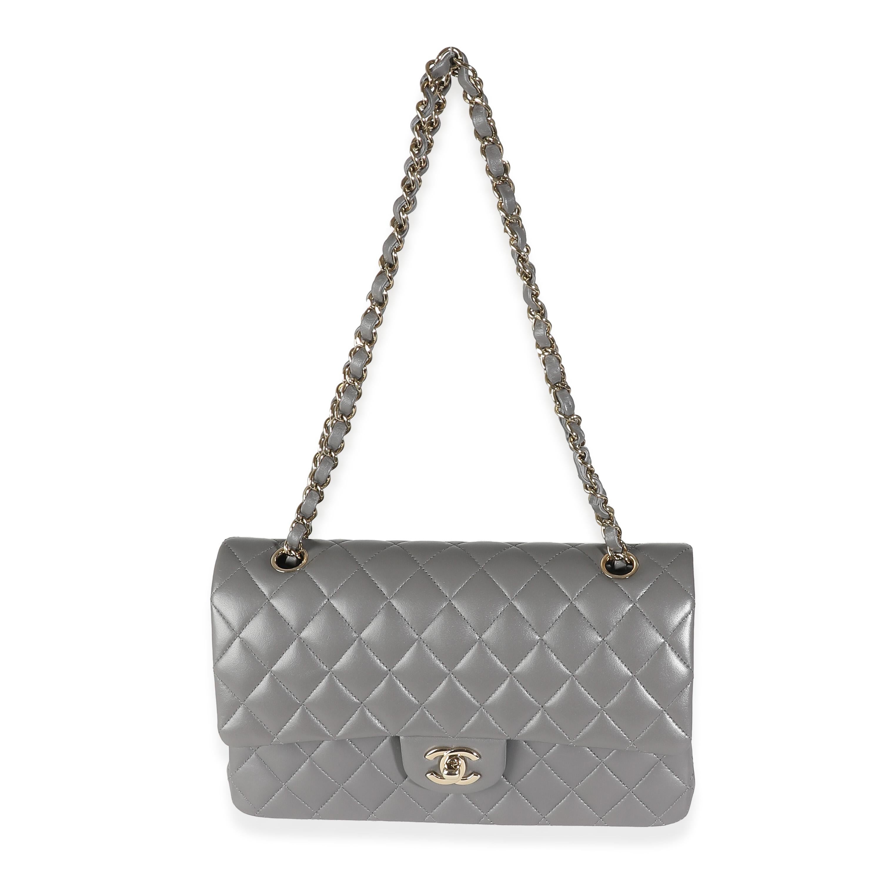 Chanel 22A Grau Gestepptes Lammfell Medium Classic Double Flap Tasche im Angebot 2