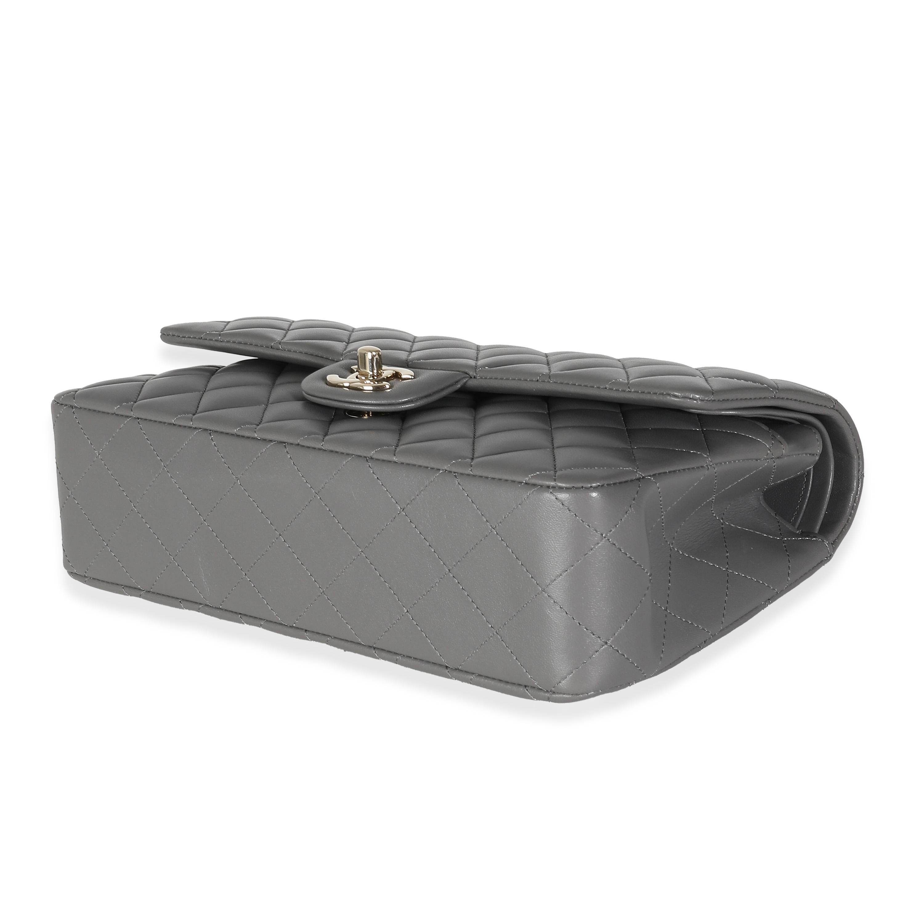 Chanel 22A Grau Gestepptes Lammfell Medium Classic Double Flap Tasche im Angebot 3