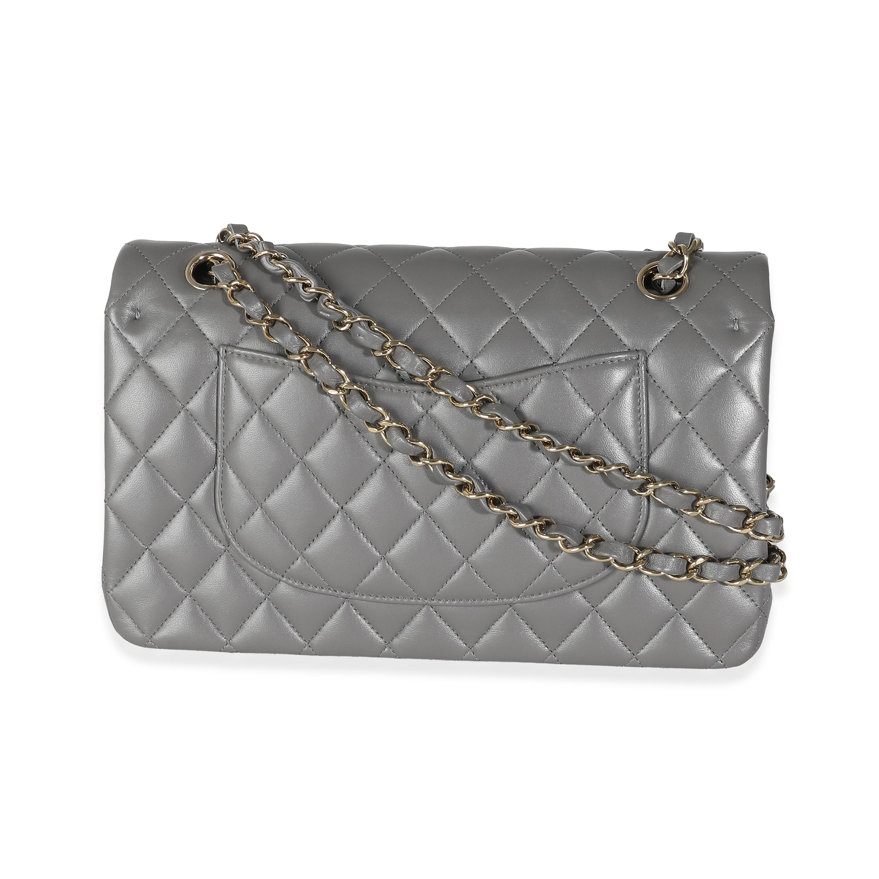 Chanel 22A Grau Gestepptes Lammfell Medium Classic Double Flap Tasche im Angebot 4