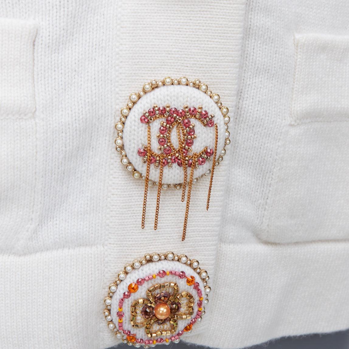CHANEL 22A off white cashmere blend pink CC crystal buttons cardigan FR38 M
Reference: KYCG/A00078
Brand: Chanel
Designer: Virginie Viard
Collection: 22A
Material: Cashmere, Blend
Color: Ecru, Pink
Pattern: Solid
Closure: Snap Buttons
Extra Details: