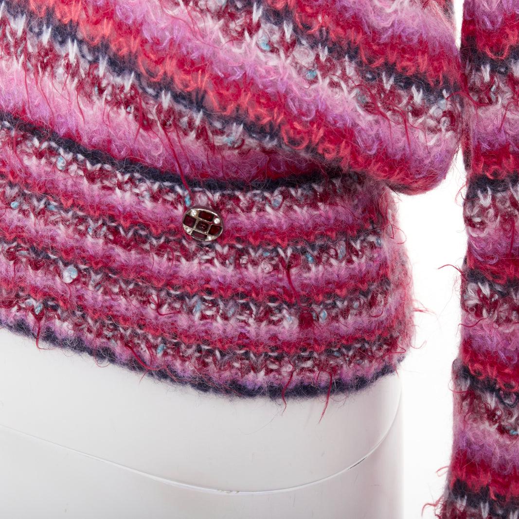CHANEL 22A pink alpaca blend striped loose knit Vneck CC logo sweater FR38 M
Reference: KYCG/A00195
Brand: Chanel
Designer: Virginie Viard
Model: P72980 K10502
Collection: 22A
Material: Alpaca, Blend
Color: Pink, Purple
Pattern: Striped
Closure: