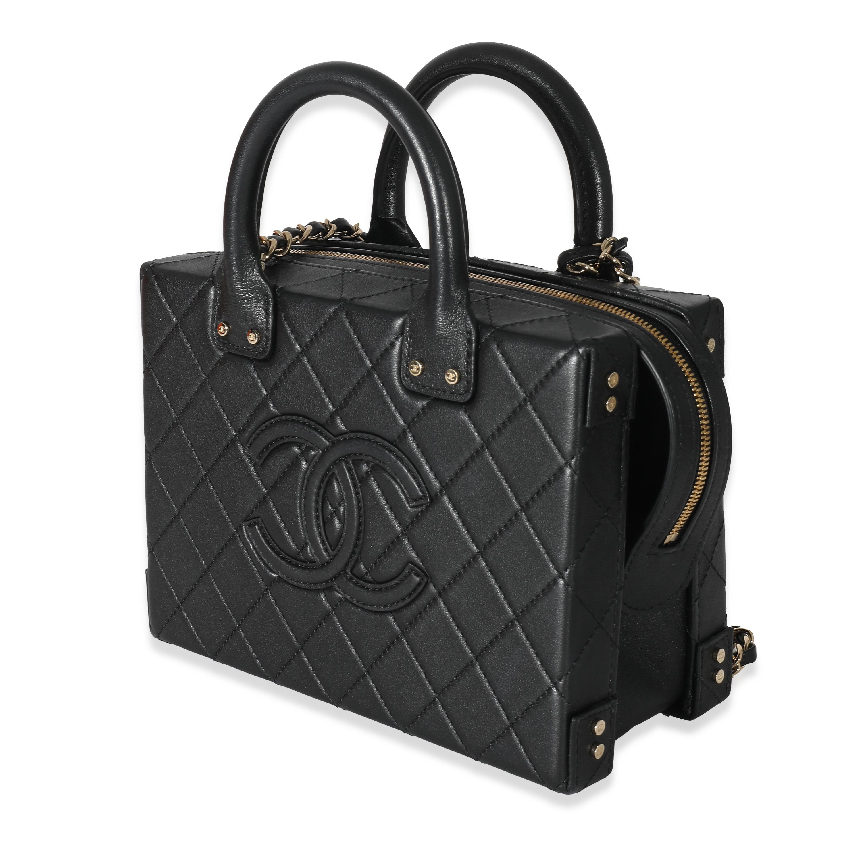 Chanel 22B Black Quilted Calfskin Vanity Case In Excellent Condition In New York, NY