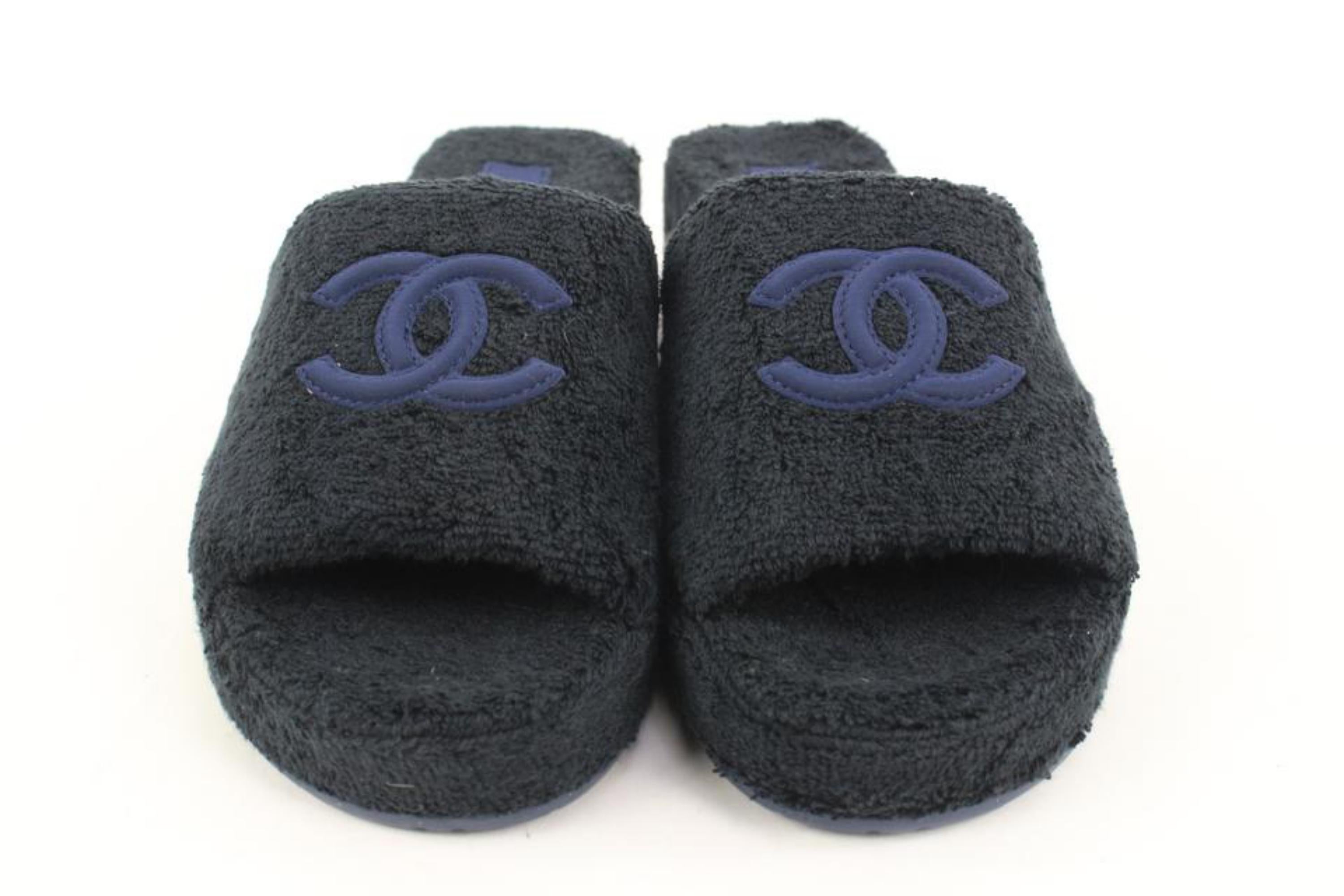 Chanel 22C Black Navy CC Logo Terry Cloth Mule Slide Platform Sandal 10ck228s In New Condition In Dix hills, NY