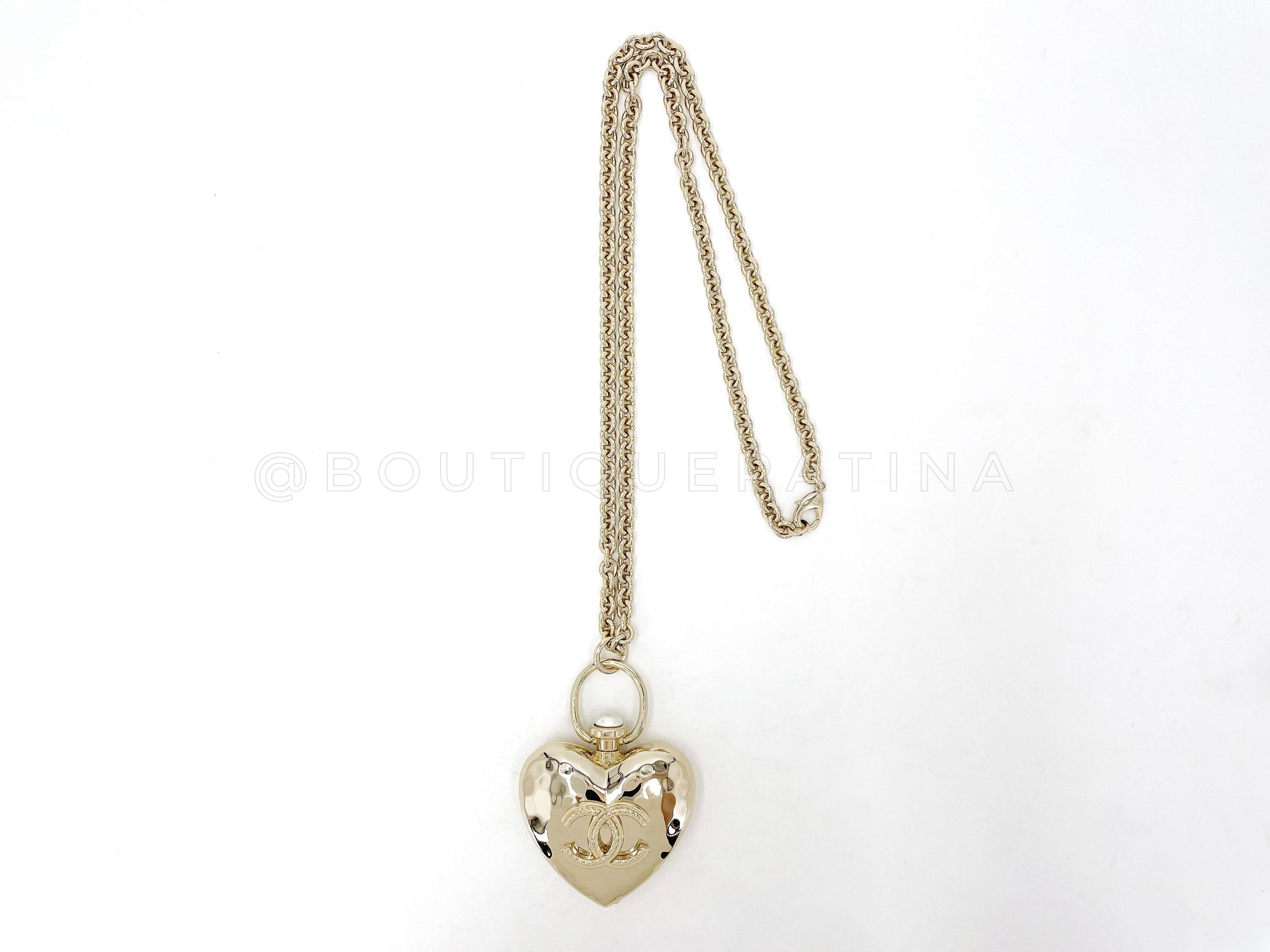 Store item: 66949
Chanel 22C Giant Heart Locket Pendant Necklace

From the 2022 Cruise collection, this item had extremely limited distribution. 32 inch long necklace can be worn double or single

Large 3.5 inch heart pendant locket opens up to
