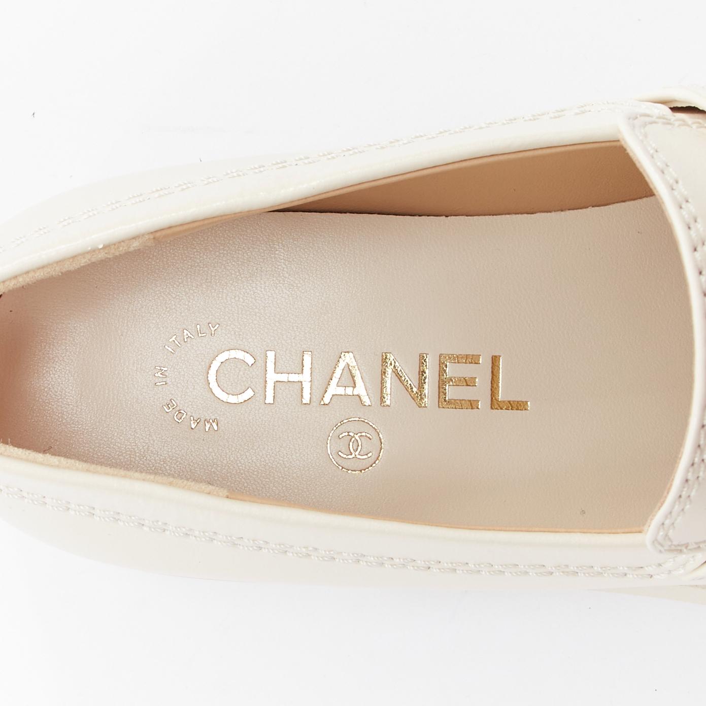 CHANEL 22C ivoire CC heart flower charm chain mocassins en cuir EU37 en vente 5