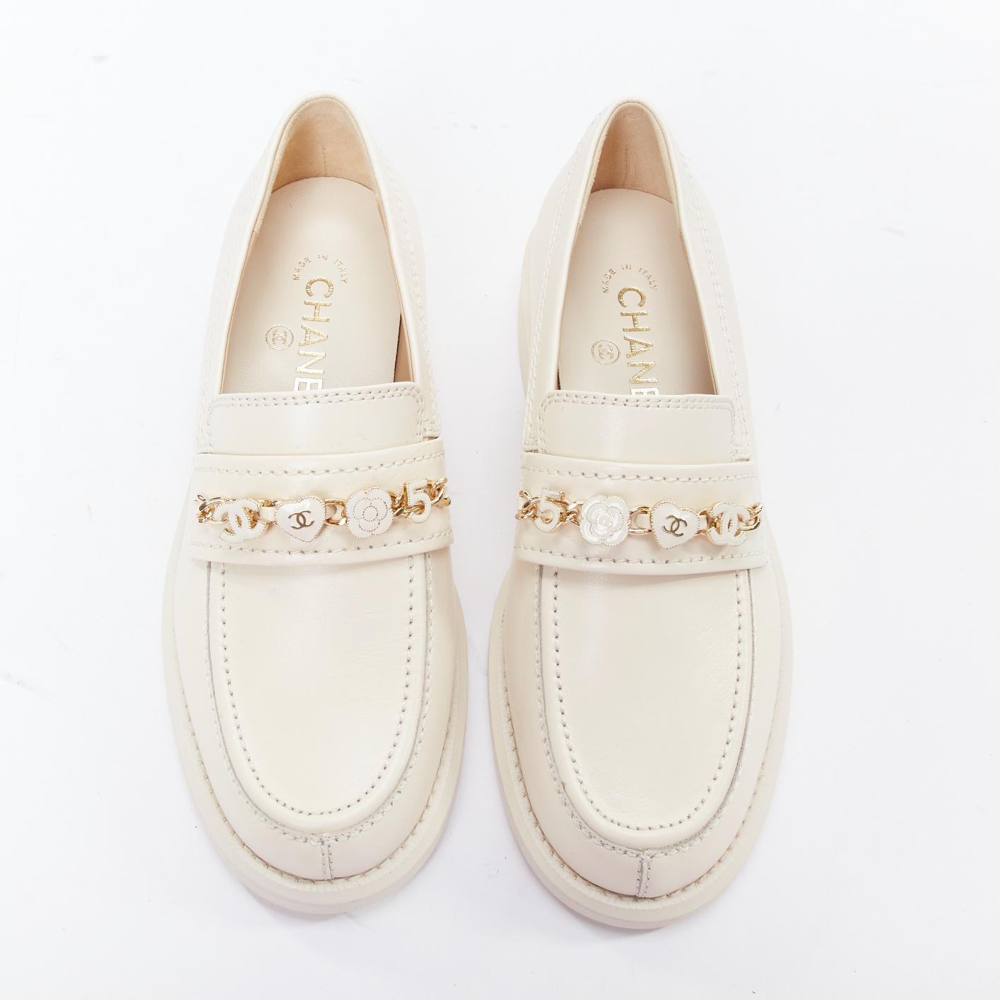 CHANEL 22C ivoire CC heart flower charm chain mocassins en cuir EU37
Référence : KYCG/A00068
Marque : Chanel
Designer : Virginie Viard
Collectional : 22C - Runway
MATERIAL : Cuir
Couleur : ivoire, or
Motif : Solide
Fermeture : Slip On
Doublure :