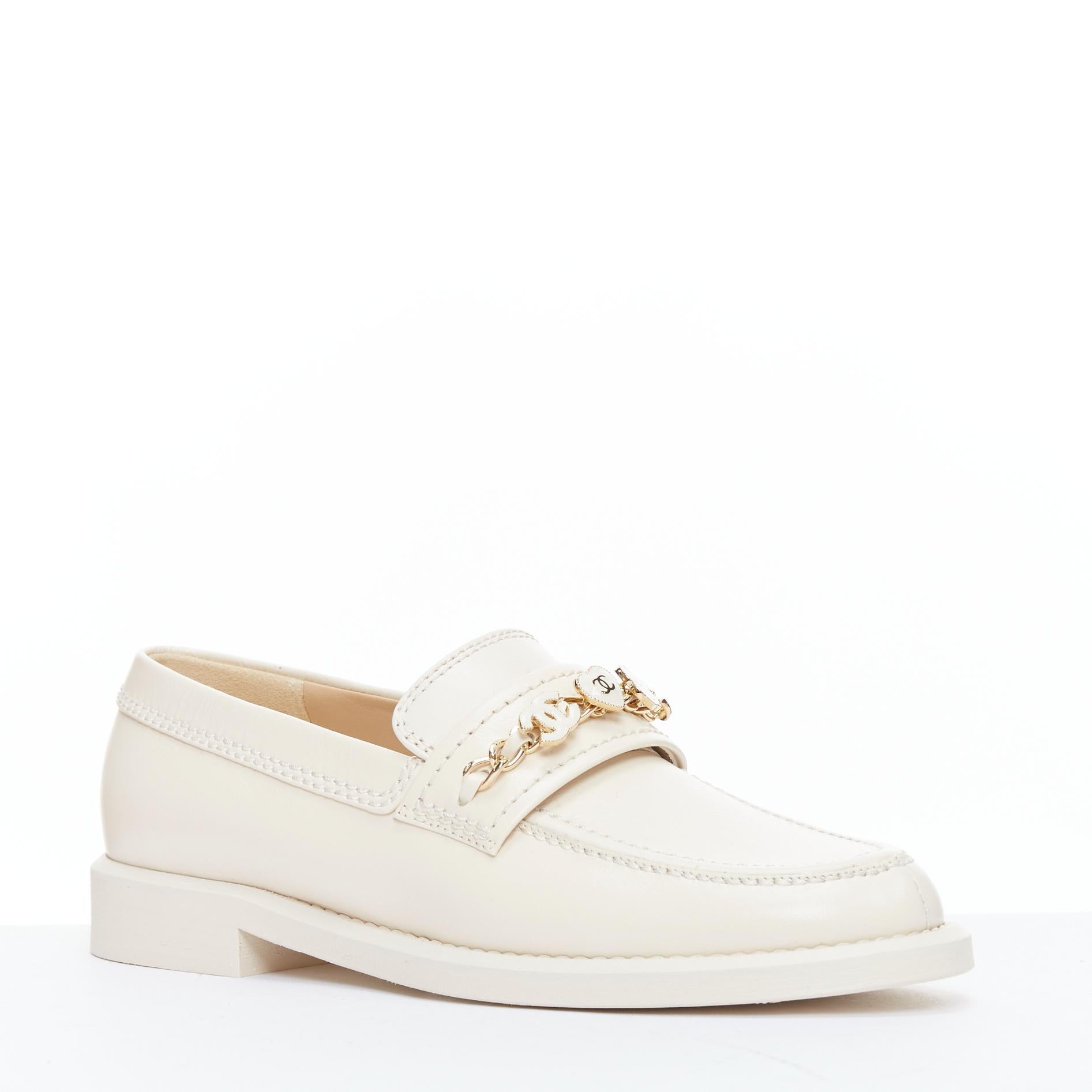 Blanc CHANEL 22C ivoire CC heart flower charm chain mocassins en cuir EU37 en vente