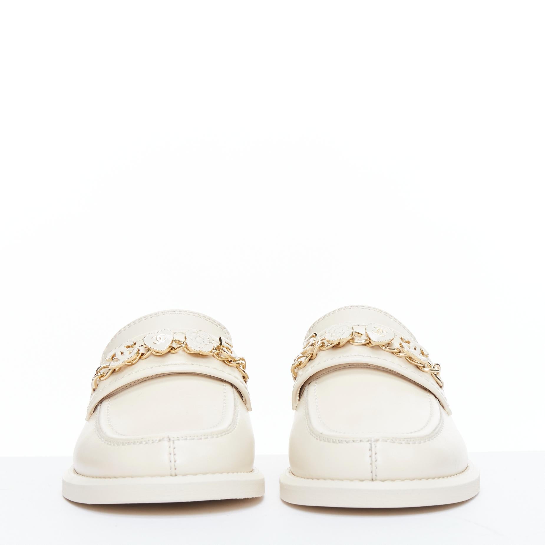 CHANEL 22C ivoire CC heart flower charm chain mocassins en cuir EU37 Pour femmes en vente