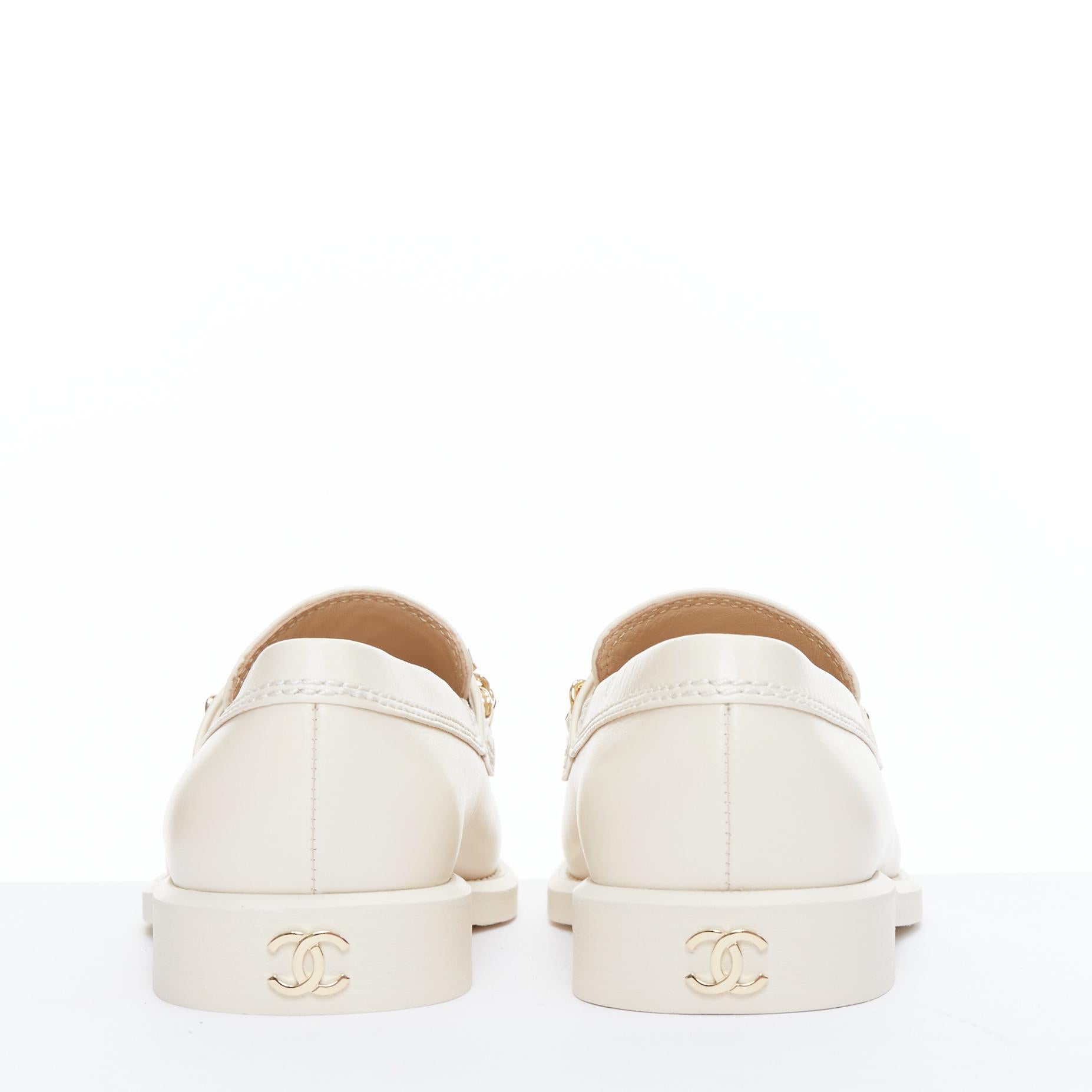 CHANEL 22C ivoire CC heart flower charm chain mocassins en cuir EU37 en vente 1