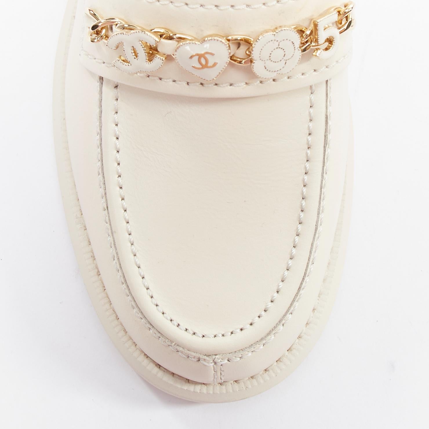 CHANEL 22C ivoire CC heart flower charm chain mocassins en cuir EU37 en vente 2