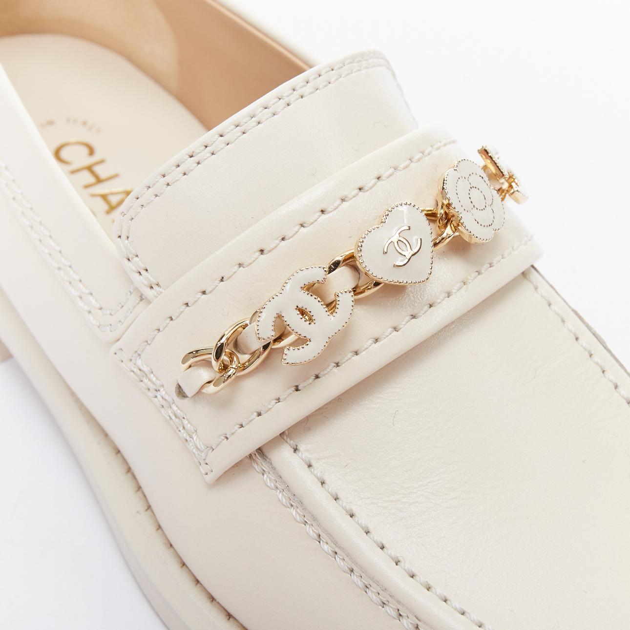 CHANEL 22C ivoire CC heart flower charm chain mocassins en cuir EU37 en vente 3