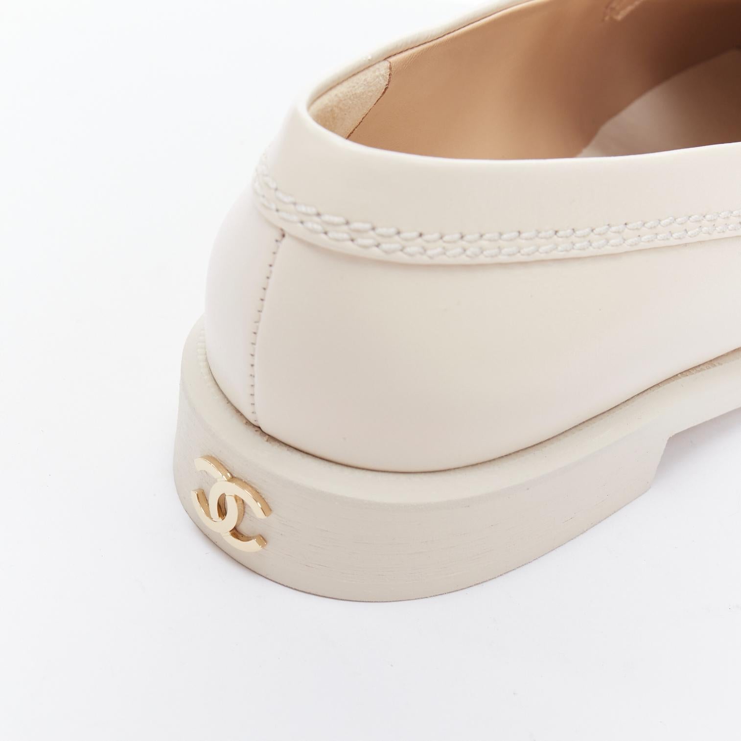 CHANEL 22C ivoire CC heart flower charm chain mocassins en cuir EU37 en vente 4