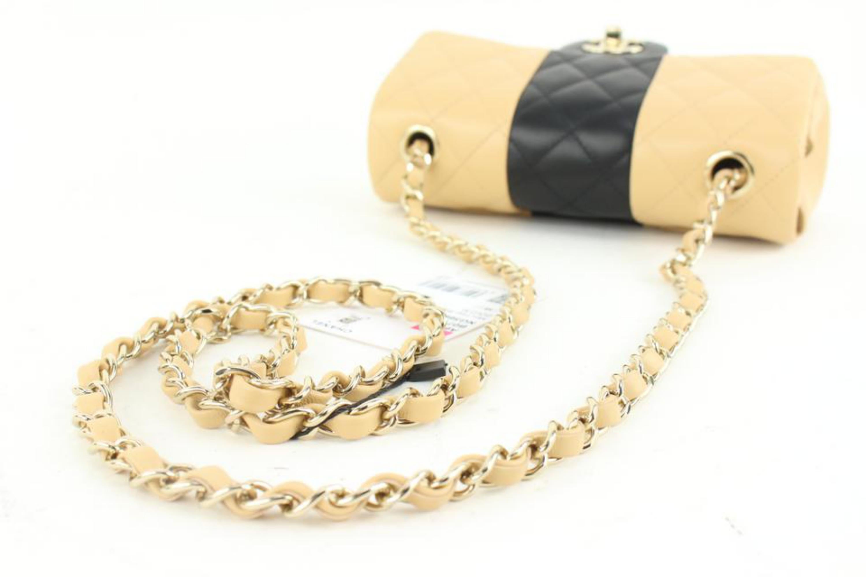 Chanel 22C Seltene Bicolor Beige Schwarze gesteppte Lammfell Mini Classic Flap 111ca4 1